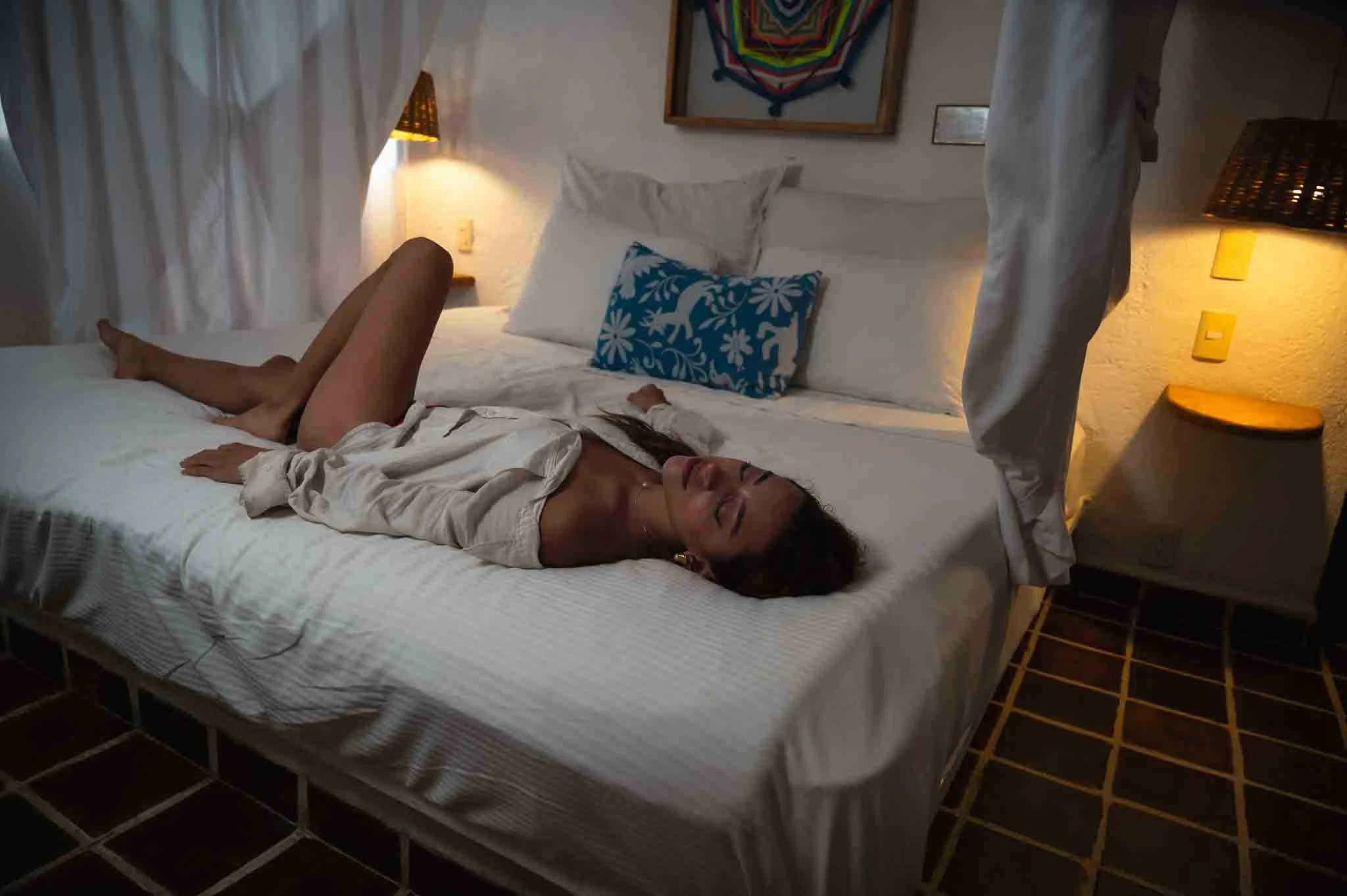 girl on a bed in baxar acapulco hotel pie de la cuesta