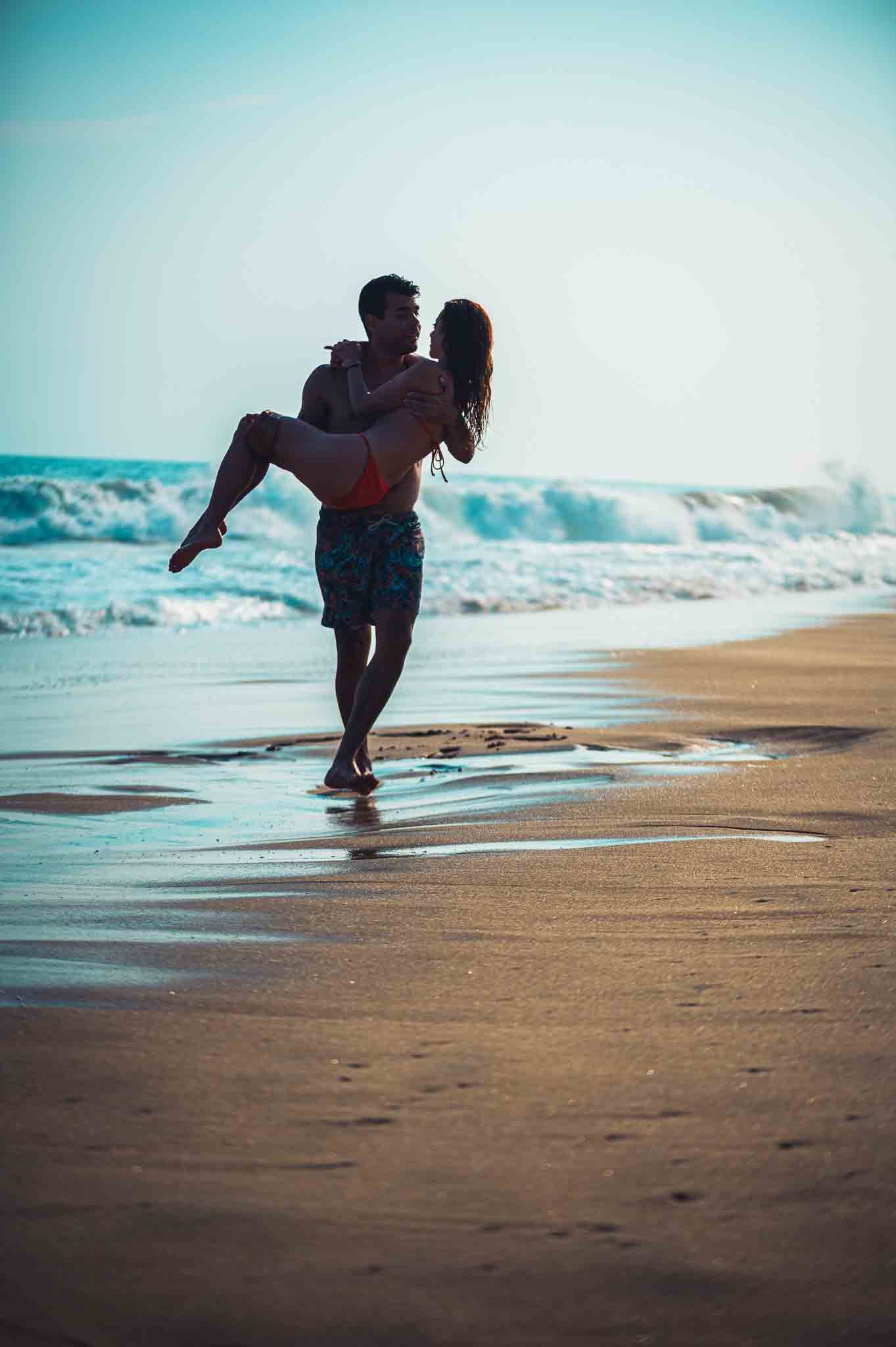 pareja de enamorados en playa pie de la cuesta acapulco