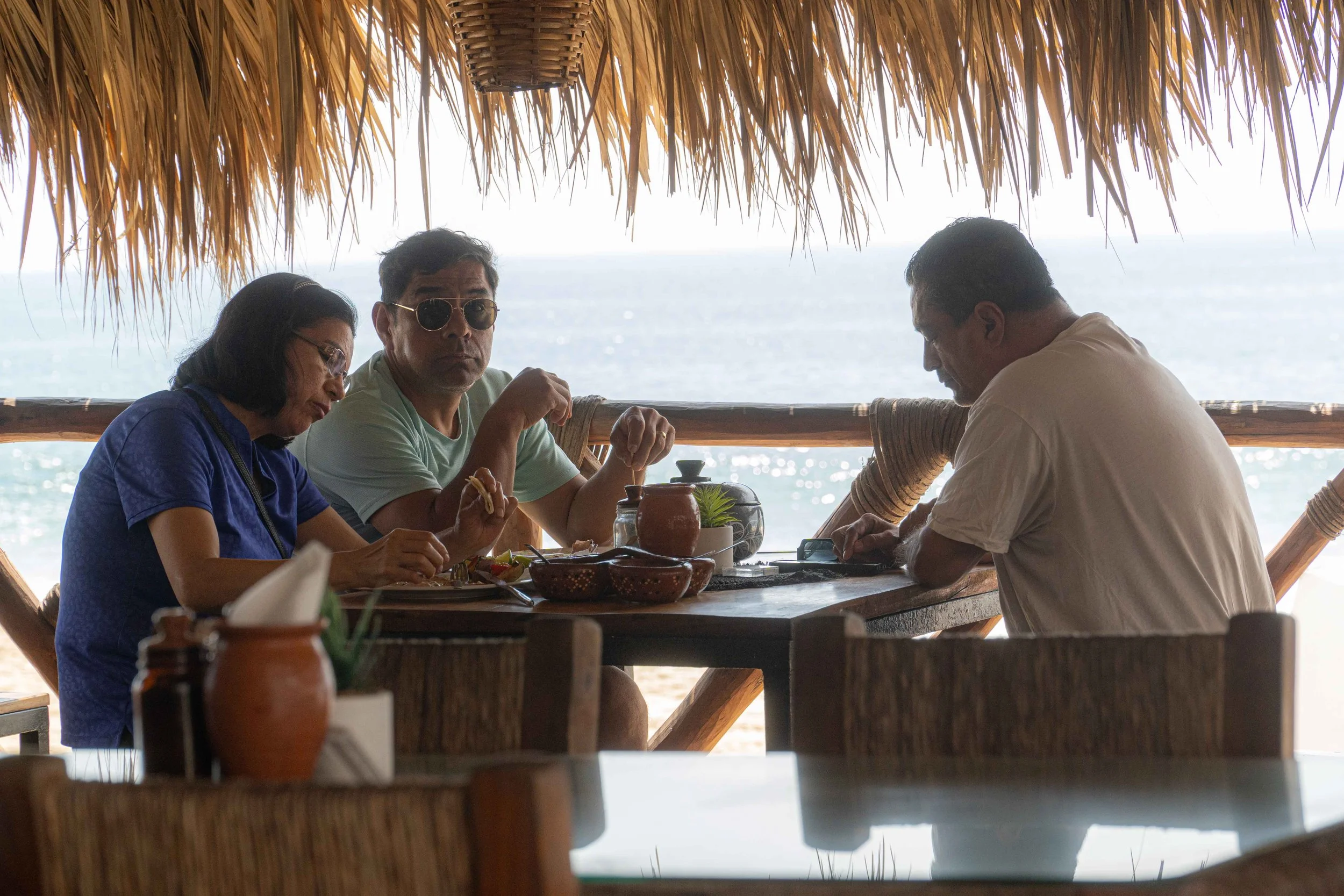 gente comiendo en restaurante frente al mar playa pie de la cuesta hotel baxar acapulco