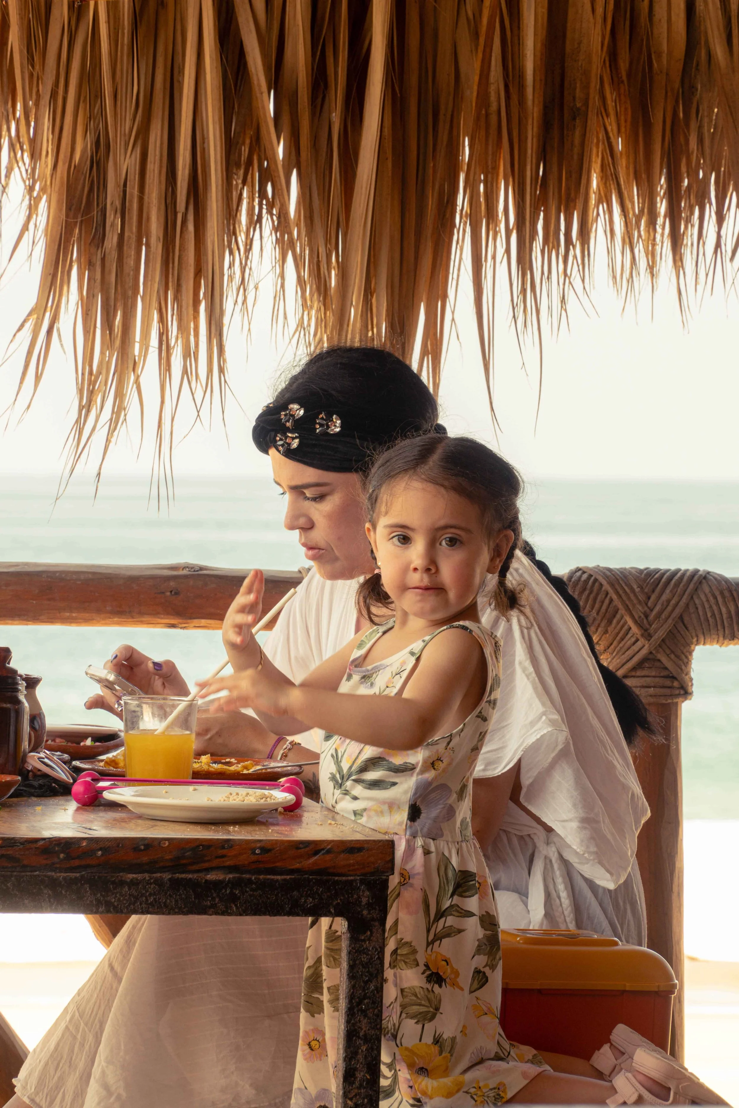 madre e hija comiendo en restaurante frente al mar playa pie de la cuesta hotel baxar acapulco