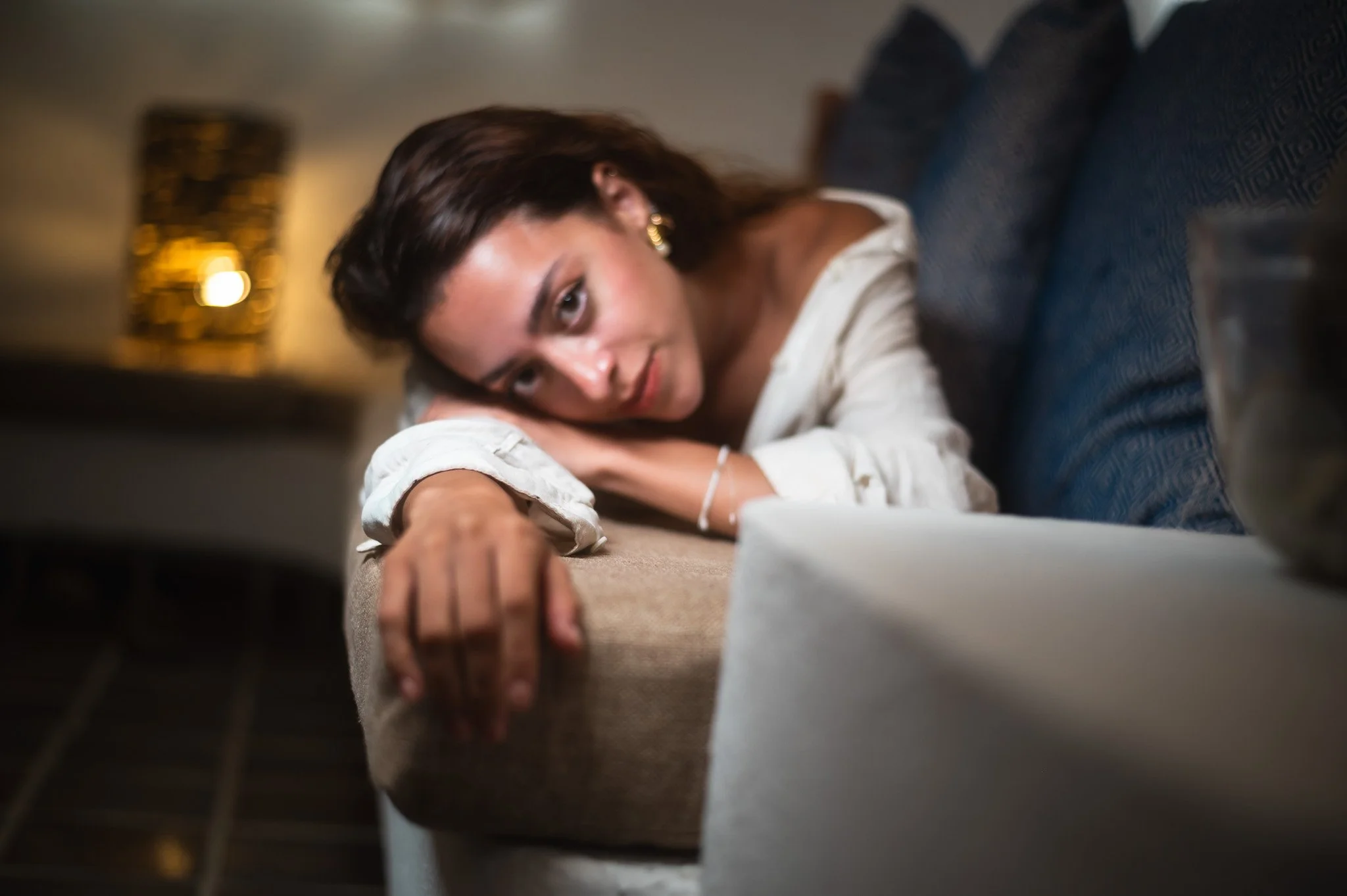 mujer recostada sobre la cómoda sala de la habitación del hotel eco boutique baxar playa pie de la cuesta