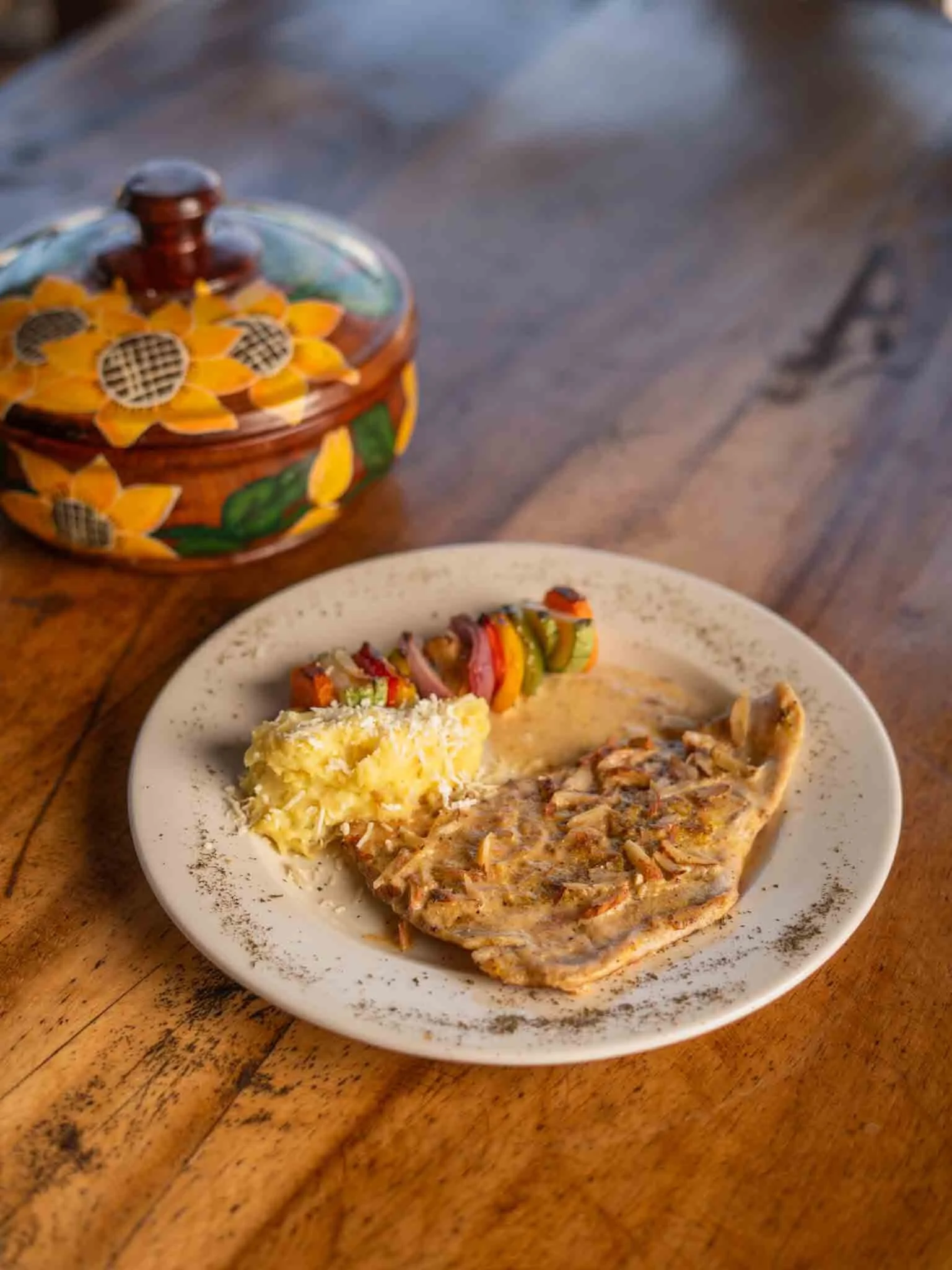 Filete al mojo de ajo con guarnición de puré de papa, brochetas y tortillas mexicanas hotel pie de la cuesta restaurante acapulco