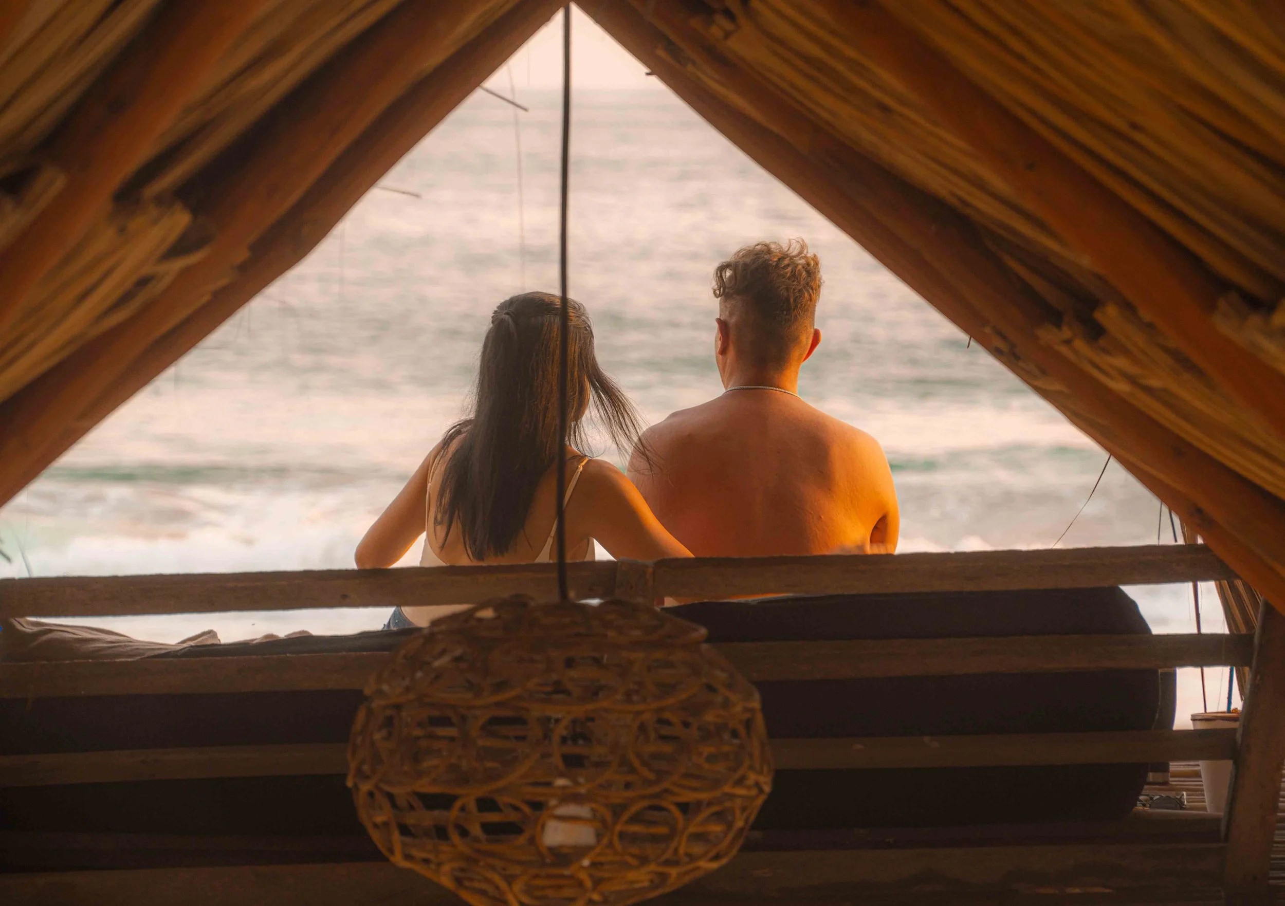 pareja viendo al mar en la playa en pie de la cuesta acapulco