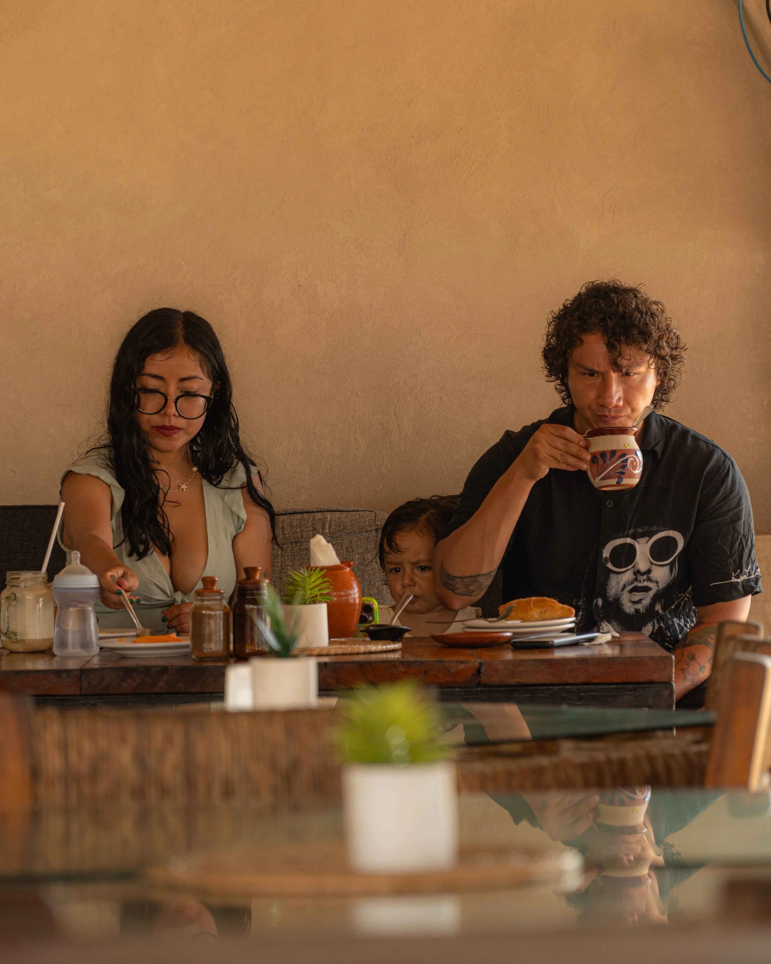 familia joven comiendo en restaurante frente al mar playa pie de la cuesta hotel baxar acapulco