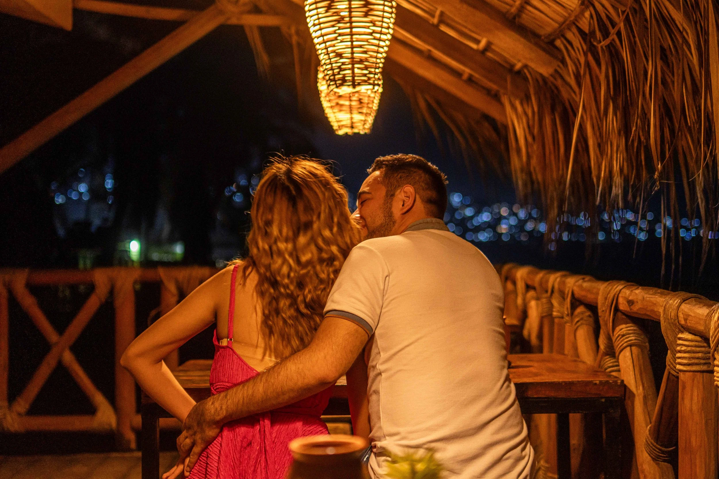 pareja joven comiendo en restaurante frente al mar playa pie de la cuesta hotel baxar acapulco