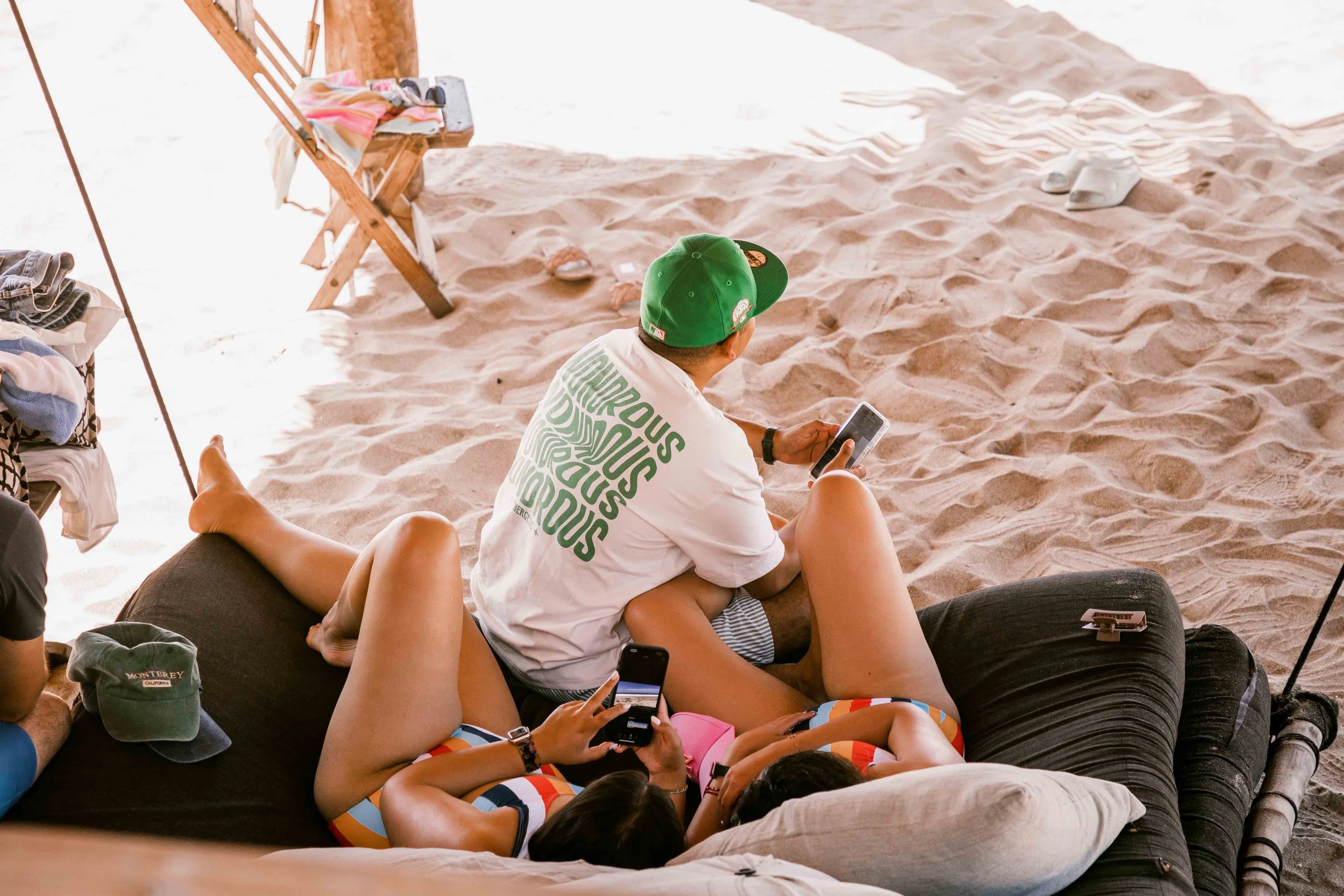 hombre con gorra verde en playa de acapulco