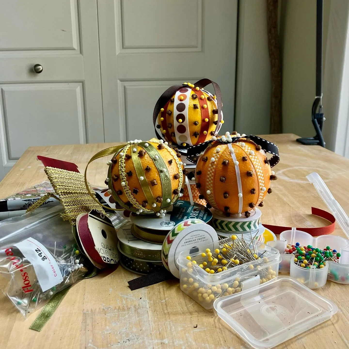 🍊🍊The show frenzy is over for the year&hellip;😅&hellip;ahhhh.. rest time. 🙌so I went over to @art.hive.collective and found a LOT of fun ribbons and pins ( for a most excellent price!) in order to make some pomanders&hellip;🍊🍊 And by the way, i