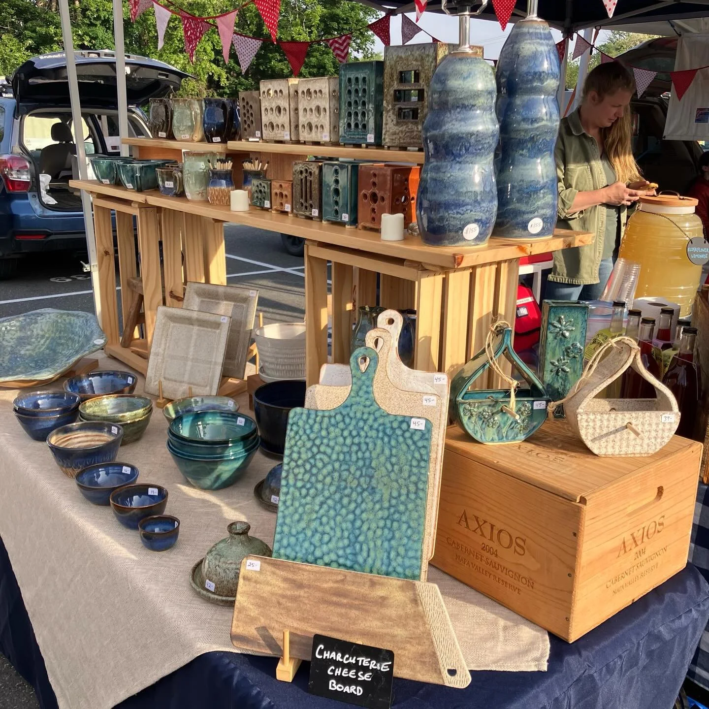 🌞It&rsquo;s a beautiful morning at the Staunton Farmers Market!🌞 Great growers and makers😎 &hellip;and easy parking 🚗🚙&hellip;Come see us&hellip;💐🌷🪻
.
.
#stauntonfarmersmarket 
#artisanmade 
#thepetalandwheel 
#nofarmsnofood 
#stauntonva