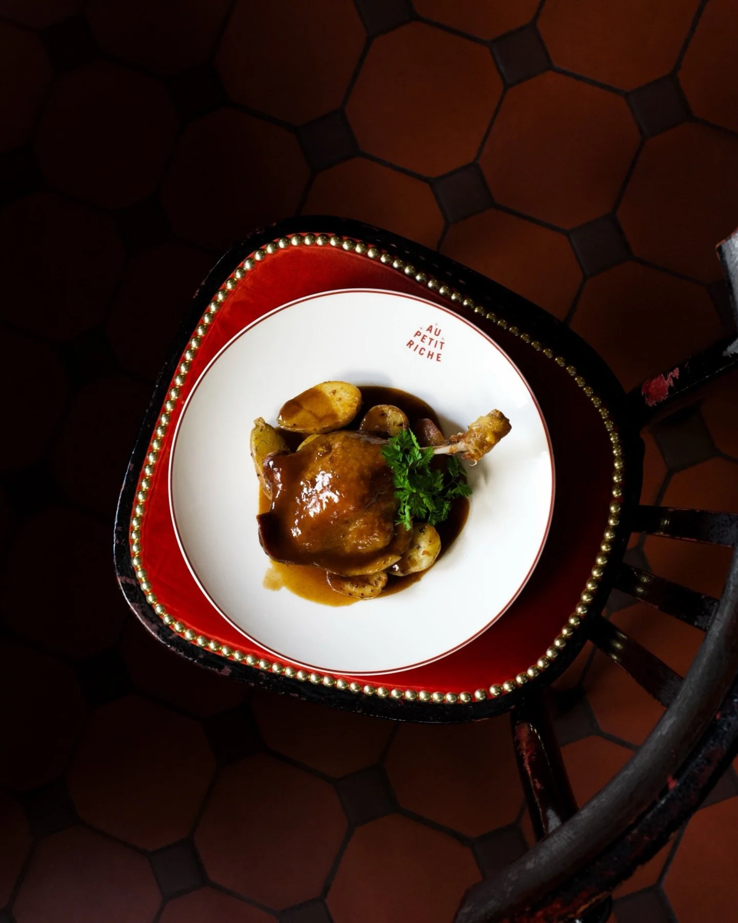 Au Petit Riche, le temps ne passe pas. Il s&rsquo;installe.
Une chaise attend. Une table respire.
Une assiette raconte avant m&ecirc;me d&rsquo;&ecirc;tre go&ucirc;t&eacute;e.

Sous la direction du chef Juan Maria Moncalvo @juanchimoncalvo , chaque p