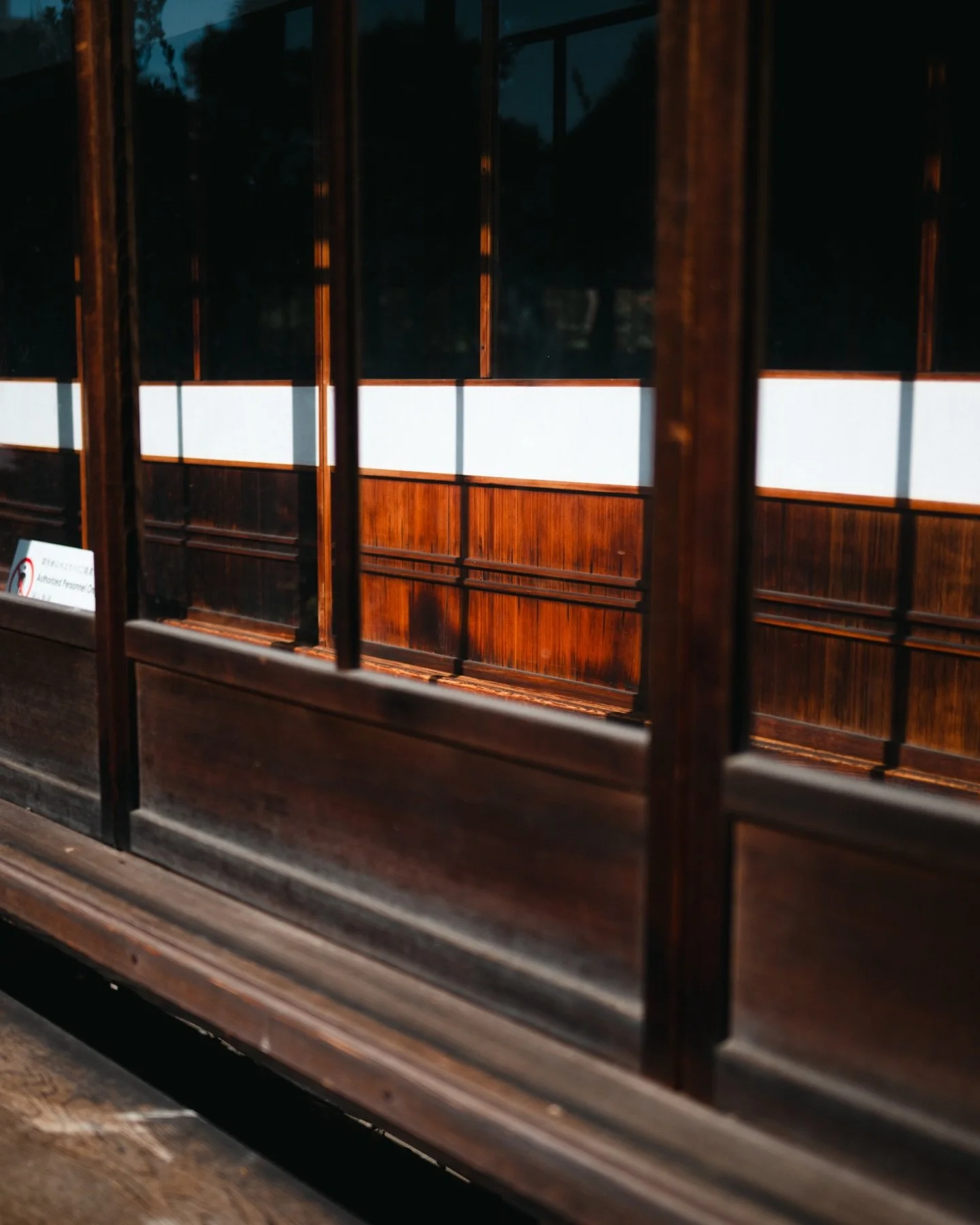 MACHIYA LINES 🪭
By design1st_geoffrey_moussas for @genjikyoto 
.
Voici une l&eacute;gende Instagram pens&eacute;e pour accompagner exactement cette s&eacute;rie d&rsquo;images &mdash; lente, silencieuse, habit&eacute;e par la mati&egrave;re et la lu