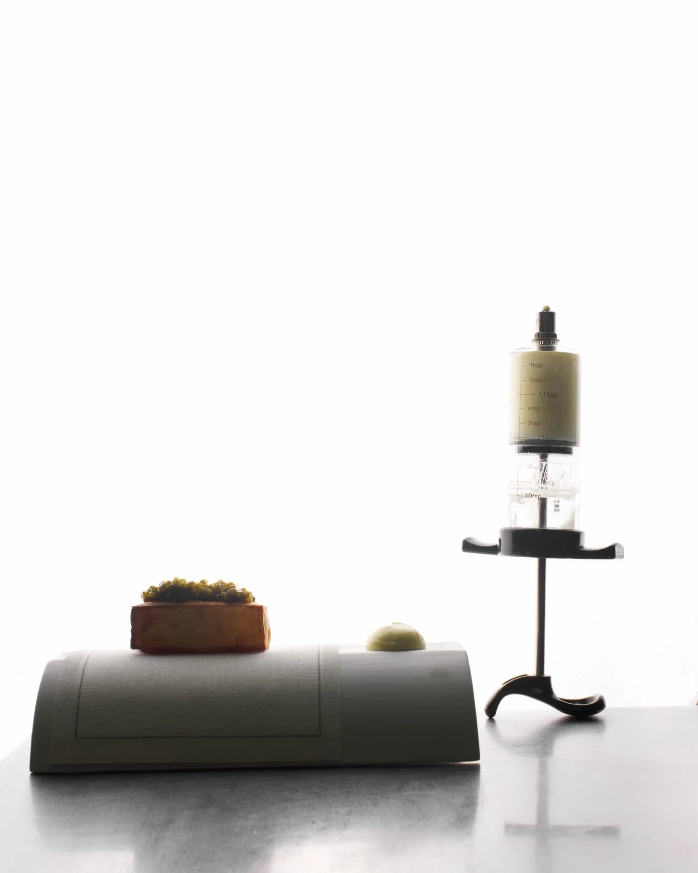 Chez Roz&oacute;, la cuisine est photographi&eacute;e comme une mati&egrave;re vivante,
entre pr&eacute;cision du geste et tension visuelle.
Lumi&egrave;re, textures, feu, silence.
Chercher l&rsquo;essentiel, sans d&eacute;tour.

#photoculinaire #res