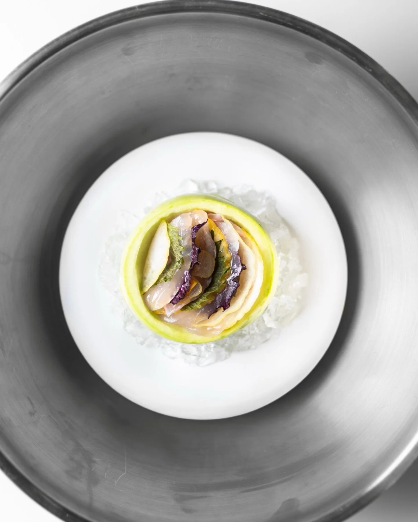 LE BAUDELAIRE 🔬🔍
Comme un laboratoire de recherches de saveurs. 
.
Aper&ccedil;u d&rsquo;une s&eacute;rie r&eacute;alis&eacute;e &agrave; l&rsquo;H&ocirc;tel Burgundy, au c&oelig;ur du restaurant Le Baudelaire.
J&rsquo;ai abord&eacute; la cuisine d