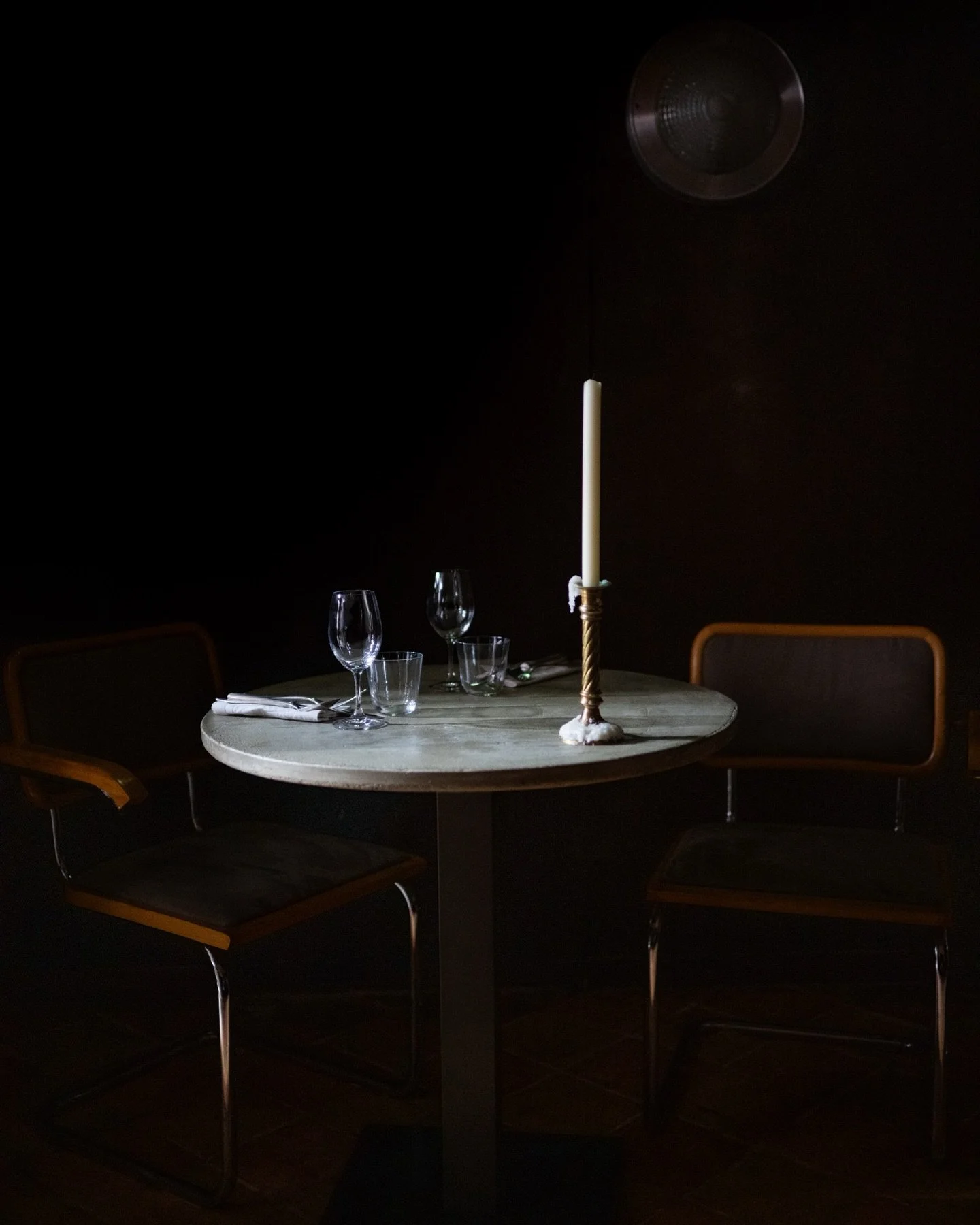 VIVIDE 🕯️ @vivide_paris
Par @michelleprimc et @jeremygrosdidier
.
D&egrave;s que je viens shooter, Michelle et J&eacute;r&eacute;my pensent ne pas &ecirc;tre pr&ecirc;ts, que c&rsquo;est mal rang&eacute;, que ce n&rsquo;est pas organis&eacute;.
C&rs