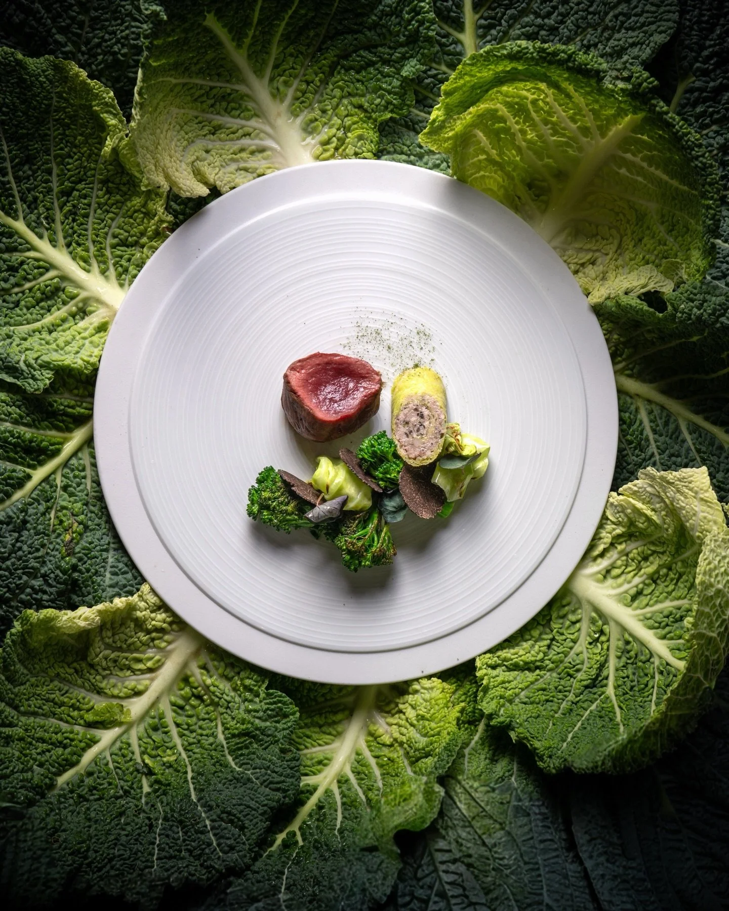 Shooting au restaurant @lebaudelaire.restaurant 
avec le chef @mylo_levin 🥬

La cuisine comme un paysage.
La feuille devient d&eacute;cor, la mer devient mati&egrave;re, le produit devient centre.

Ici, rien n&rsquo;est illustratif. Tout est questio