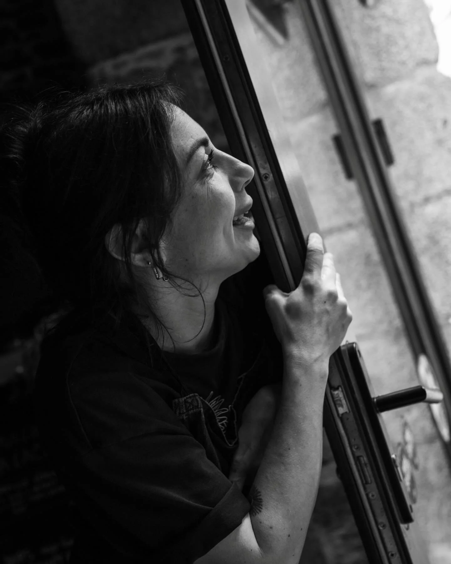 Le shooting du bonheur avec @noemiecdr_topchef16 ❤️🥰 
chez @caravanepalace.restau.rennes 
.
Avec @boldhp 🫶🏼
Un immense merci &agrave; No&eacute;mie et &agrave; toute l&rsquo;&eacute;quipe de Caravane Palace pour ce moment de partage autour du feu 