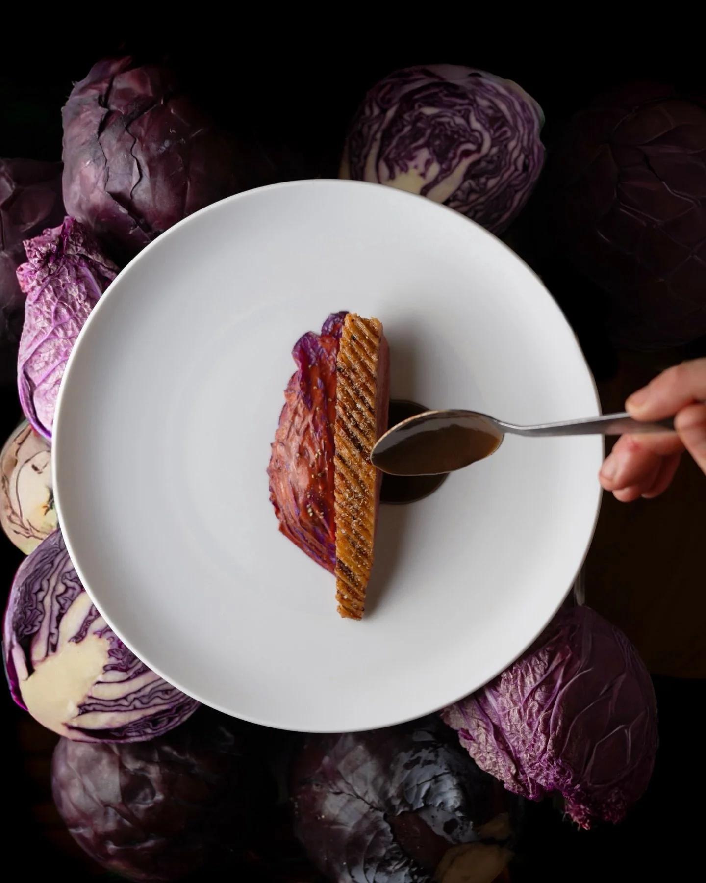 Le retour du printemps chez Roz&ograve; 🍇
Nouveau shooting dans un de mes restaurant pr&eacute;f&eacute;r&eacute;.
@restaurantrozo 
.
Par @diegodelbecq et @camillepailleau 👨🏻&zwj;🍳👩🏼&zwj;🍳
.
Des lignes, des courbes, des silences.
Le violet tra