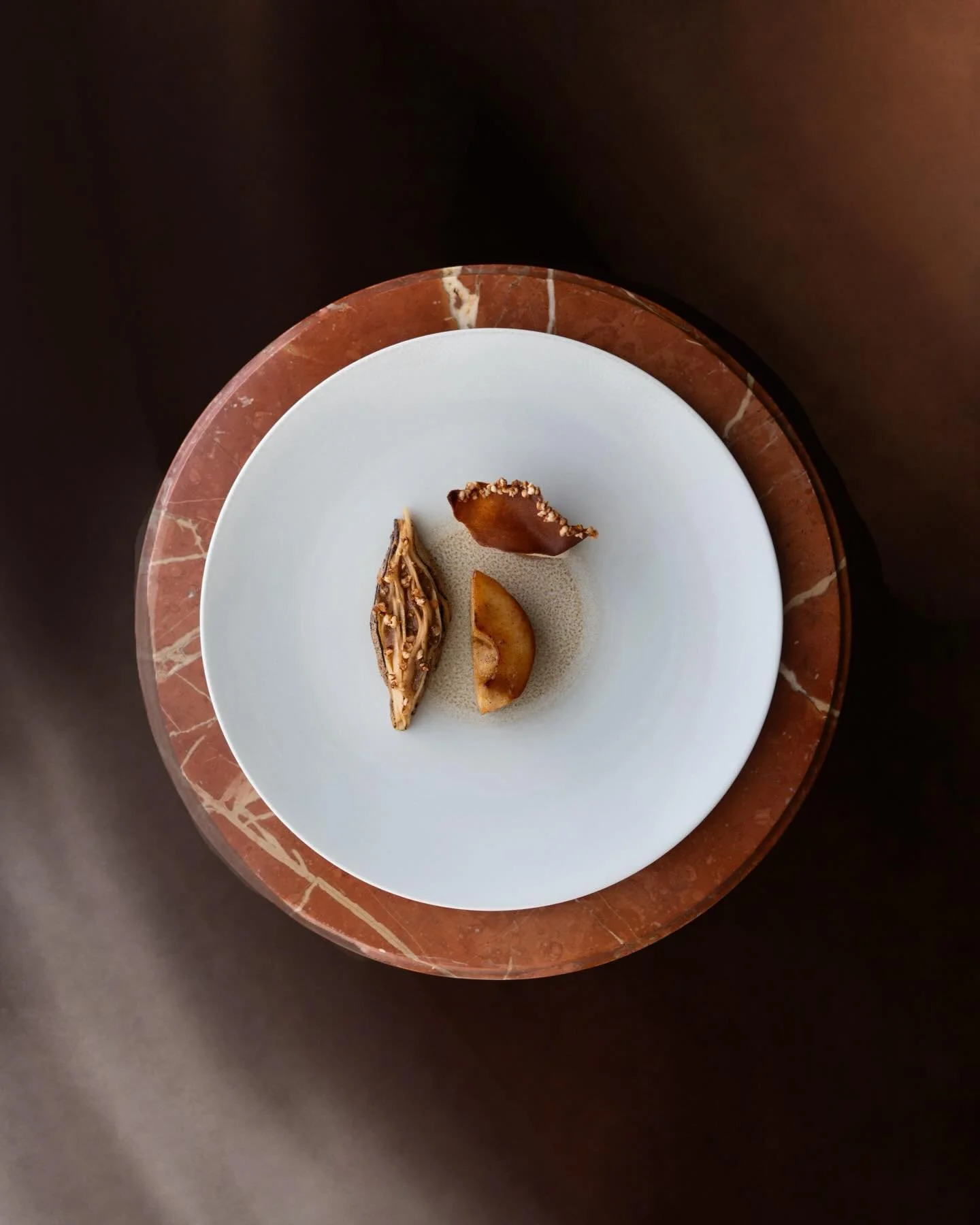Les couleurs du Negresco 🎨 @hotel_lenegresco 
Au restaurant @restaurant_le_chantecler 
.
par la cheffe @virginiebasselot 👩🏻&zwj;🍳
.
Au Negresco, la couleur devient mati&egrave;re, presque architecture.
Au Chantecler, chaque assiette est pens&eacu