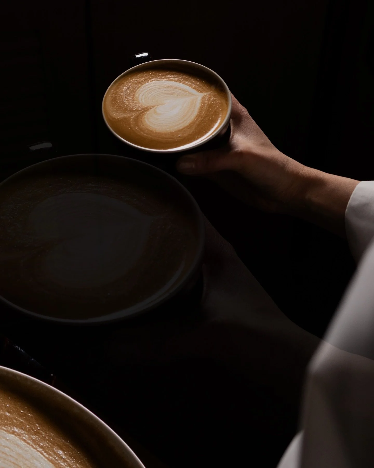 Coffee At Lanterne ☕️ @capellakyoto 
.
🇬🇧 At Lanterne, the p&acirc;tisserie of the Capella Hotel in Kyoto, every gesture becomes a ritual.
Coffee takes shape like an imprint, between precision and silence.
In Kyoto, matter transforms into emotion, 