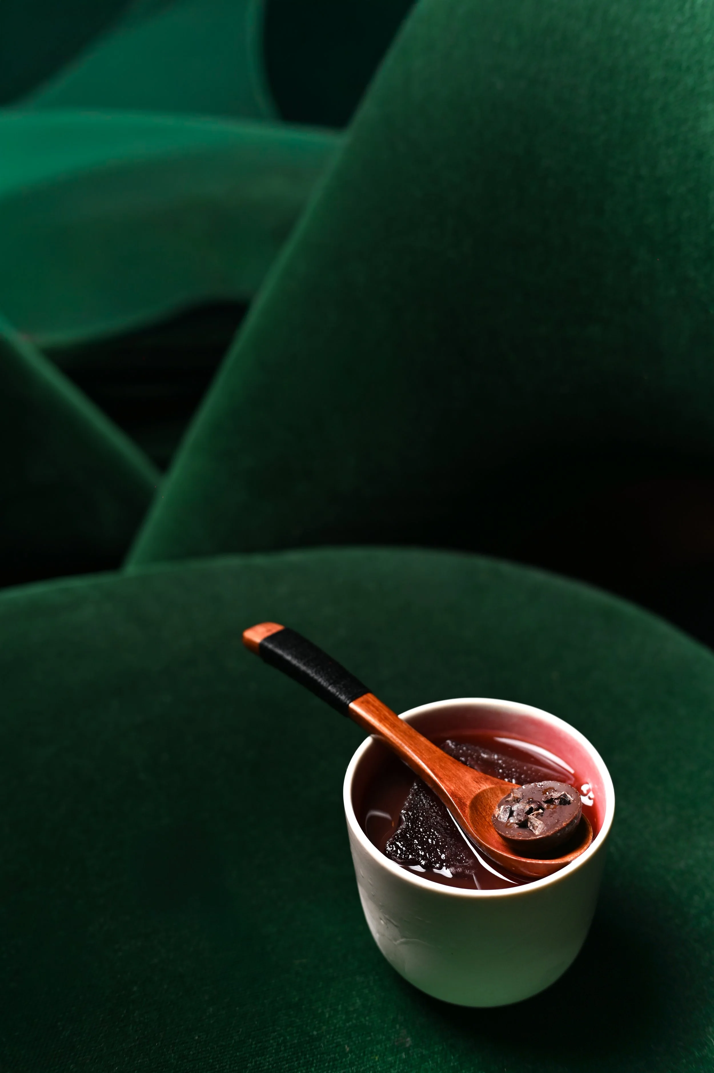 photographie d'un cocktail sur une banquette velours verte