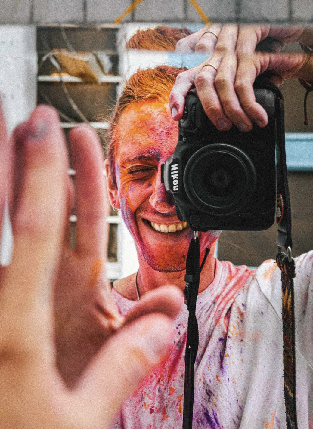 Portrait de Jordan Sapally, photographe culinaire basé à Paris, dont le parcours mêle voyage, photographie et exploration du sensible.