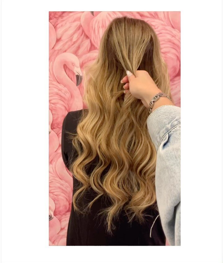 Fusions have made a HUGE comeback in 2023 and I&rsquo;m here for it👏🏼
Blog post on fusions coming soon ✨stay tuned✨

Swipe for the before 🖤
.
.
.

#hairextensionsalon #hairextensionspecialist #hairextensiontrainingtoronto #hairextensiontraining #h