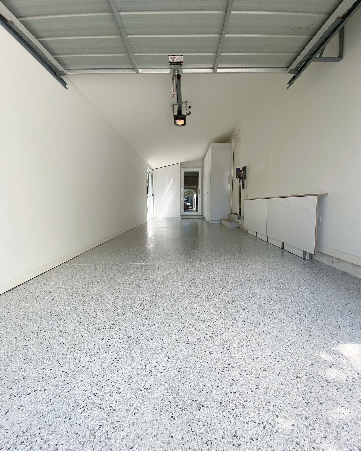 @duluxavista Epoxy, flakes and polyurethane ✅
Best option for your garage floor 👌🏻
