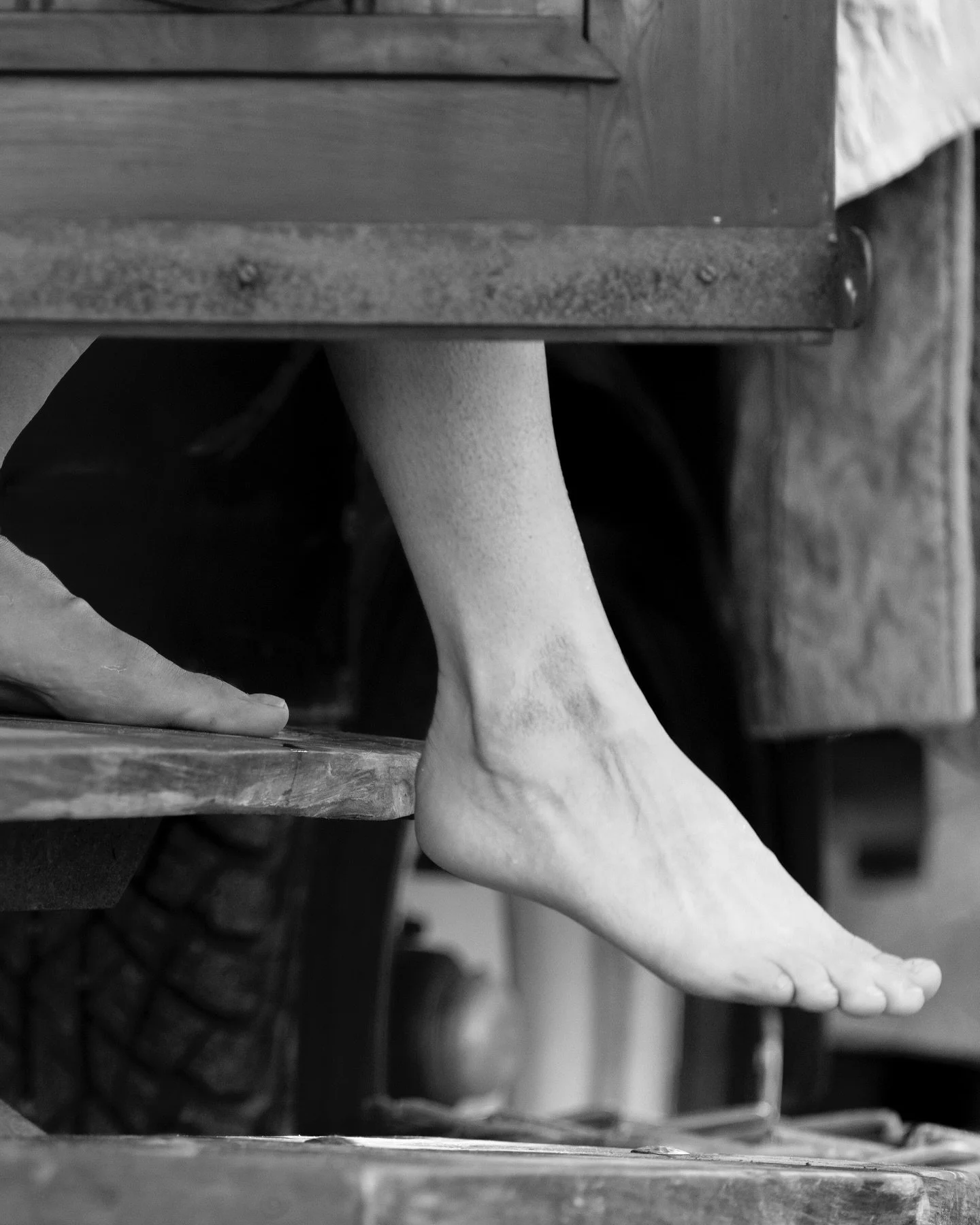 A quiet place for wild minds. 

In a world that demands a lot of us, making time for quiet, digital free presence is imperative. Elsewhere sauna offers a sanctuary where you can slow down, reset and reconnect, touch land with your bare feet and let t
