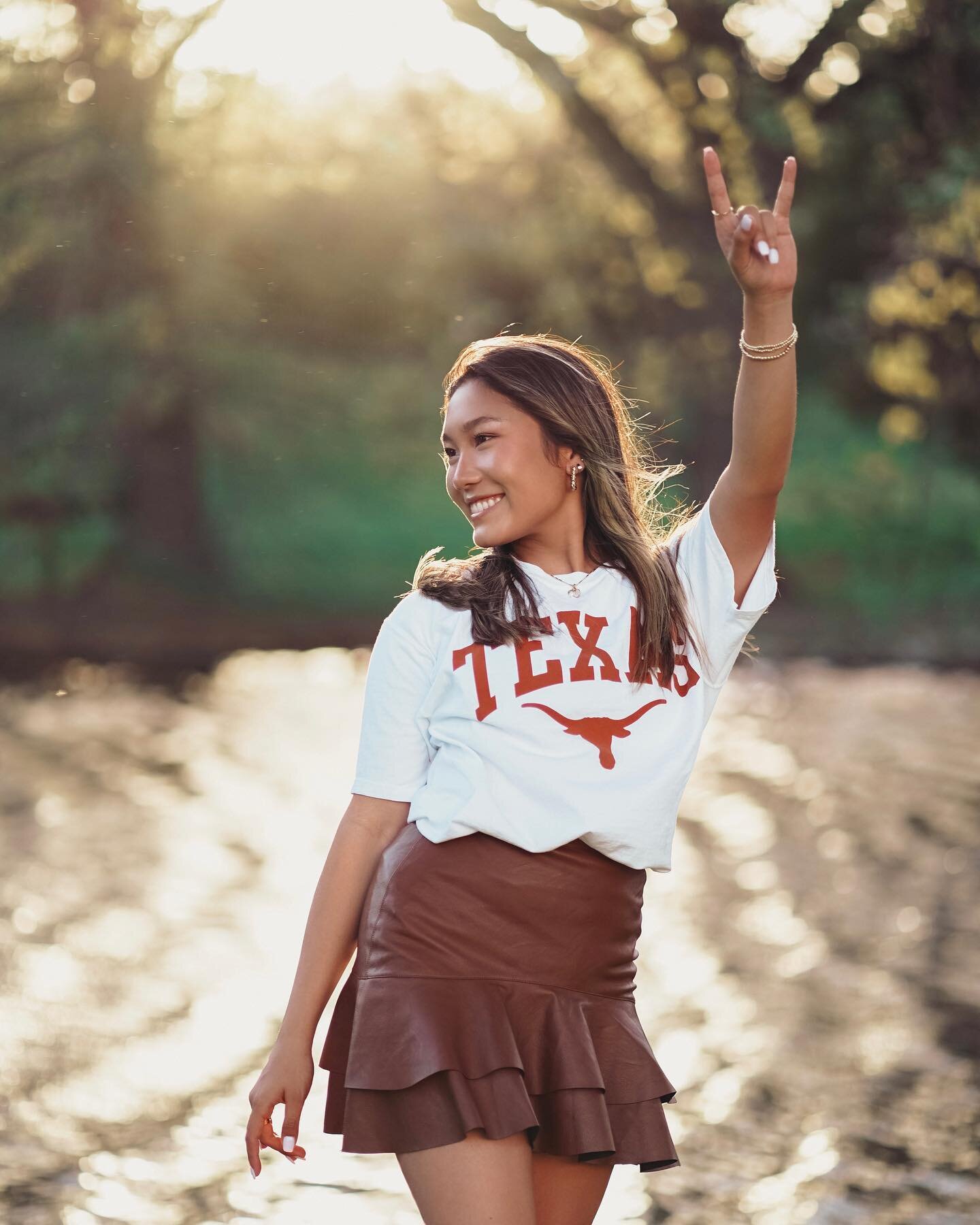 don&rsquo;t tell my uark sister I&rsquo;m posting these&hellip; 🫣🤫 #hookem 
.
.
.
.
.
#longhorns #dallasphotographer #texasphotographer #dallasportraitphotographer #dallasseniorphotographer 
#texasgradphotographer #rockwallphotographer #rockwall #d