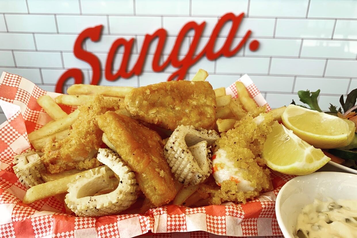 WHO IS COMING THIS WEEKEND for a Seafood Feast? Fish, Panko Crumbed Prawns, Salt and Pepper Calamari, Chippies, tartar with Garden Salad and 🍋 #veganseafood #veganfish #veganfishandchips #vegan #veganfood #vegancalamari #veganprawns