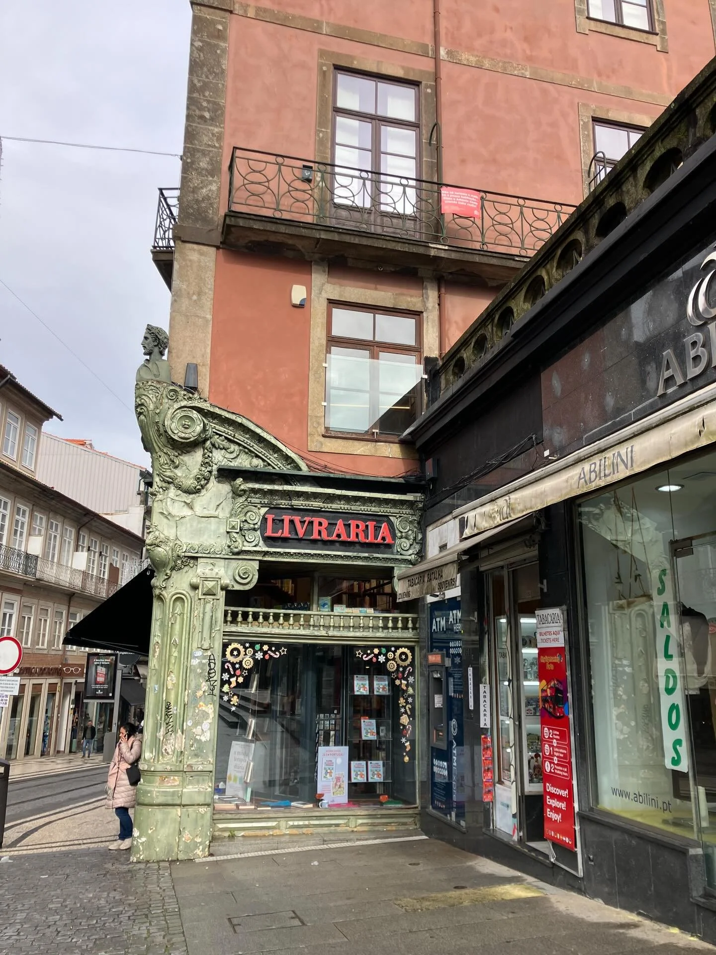 3 bookstores in Porto, the third (only interior shots) is Livraria Lello✨

#bookstores #bookstagram #livrarialello #indexersofinstagram