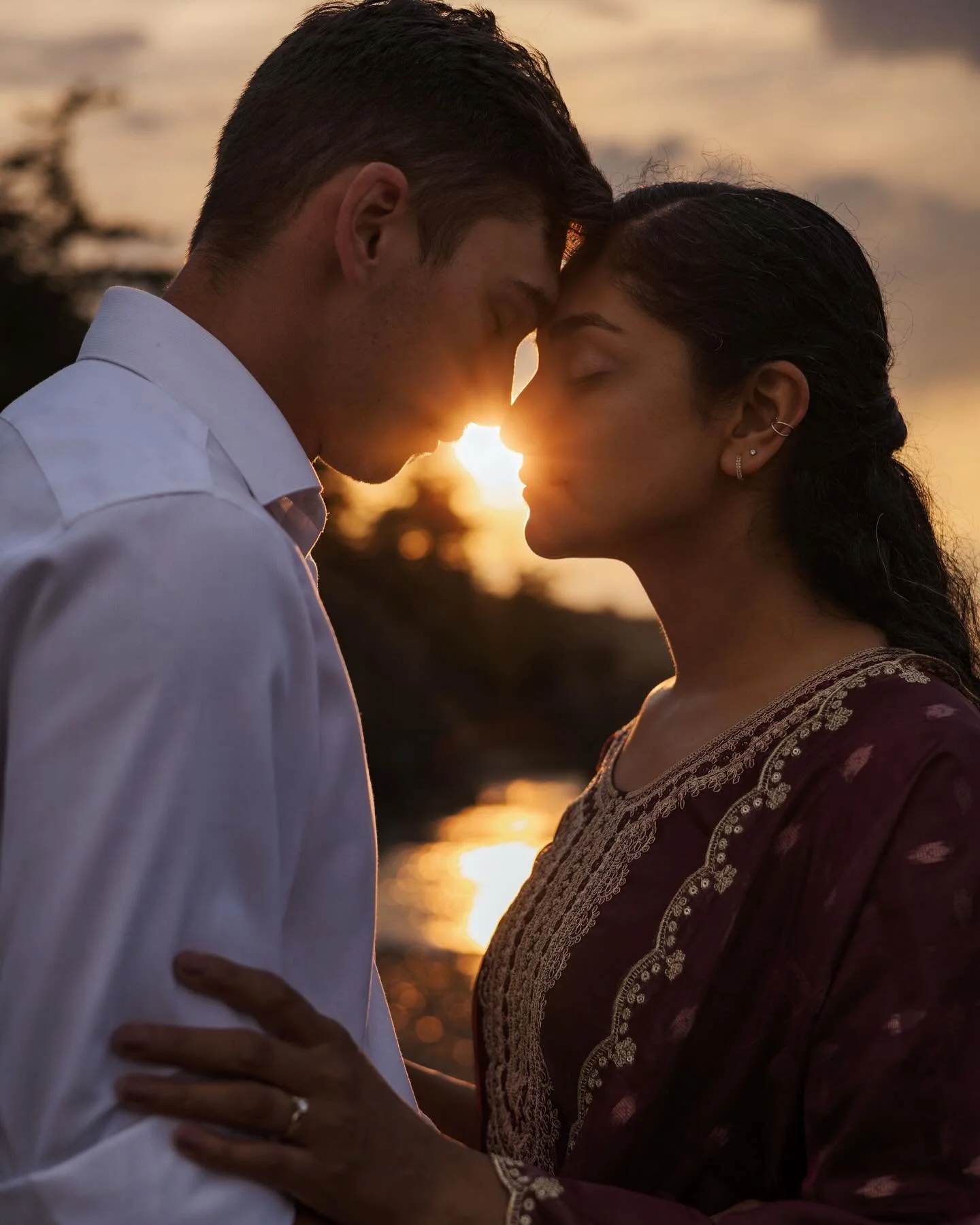 When he holds her, the world exhales&hellip;soft, unhurried, and steady. These are the quiet moments that tell the loudest love stories.

#engagement #engagementphotography #engaged #vancouverisland #vancouverislandphotographer #nanaimoweddingphotogr