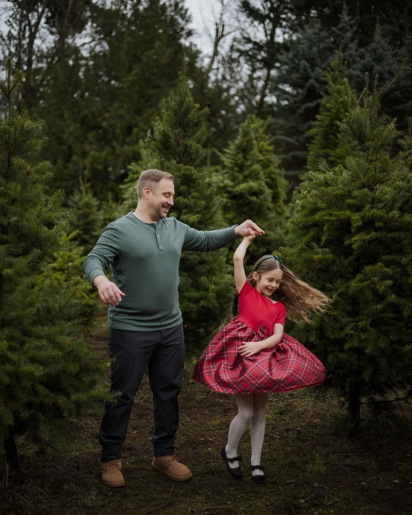 Cozy little moments overflowing with a whole lot of love ❤️ 

#treefarmminisessions #familyphotoshoot #familychristmasphotos #vancouverisland #vancouverislandphotographer #areliimages #nanaimobc