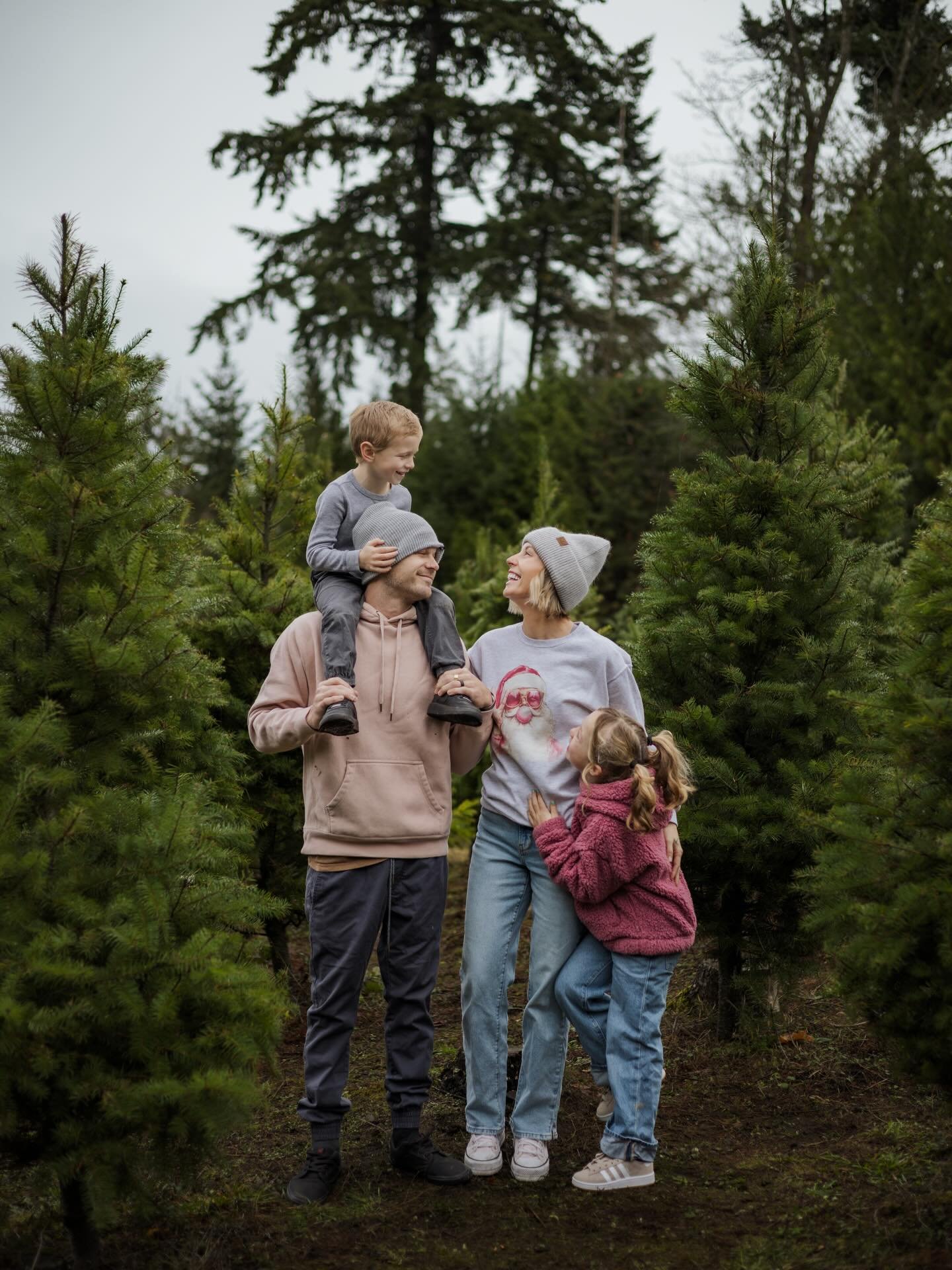 Honoured to capture this family&rsquo;s tradition, every season 🌲 

#christmastreefarm #christmasminisessions #familytraditions #vancouverisland #vancouverislandphotographer #nanaimobc