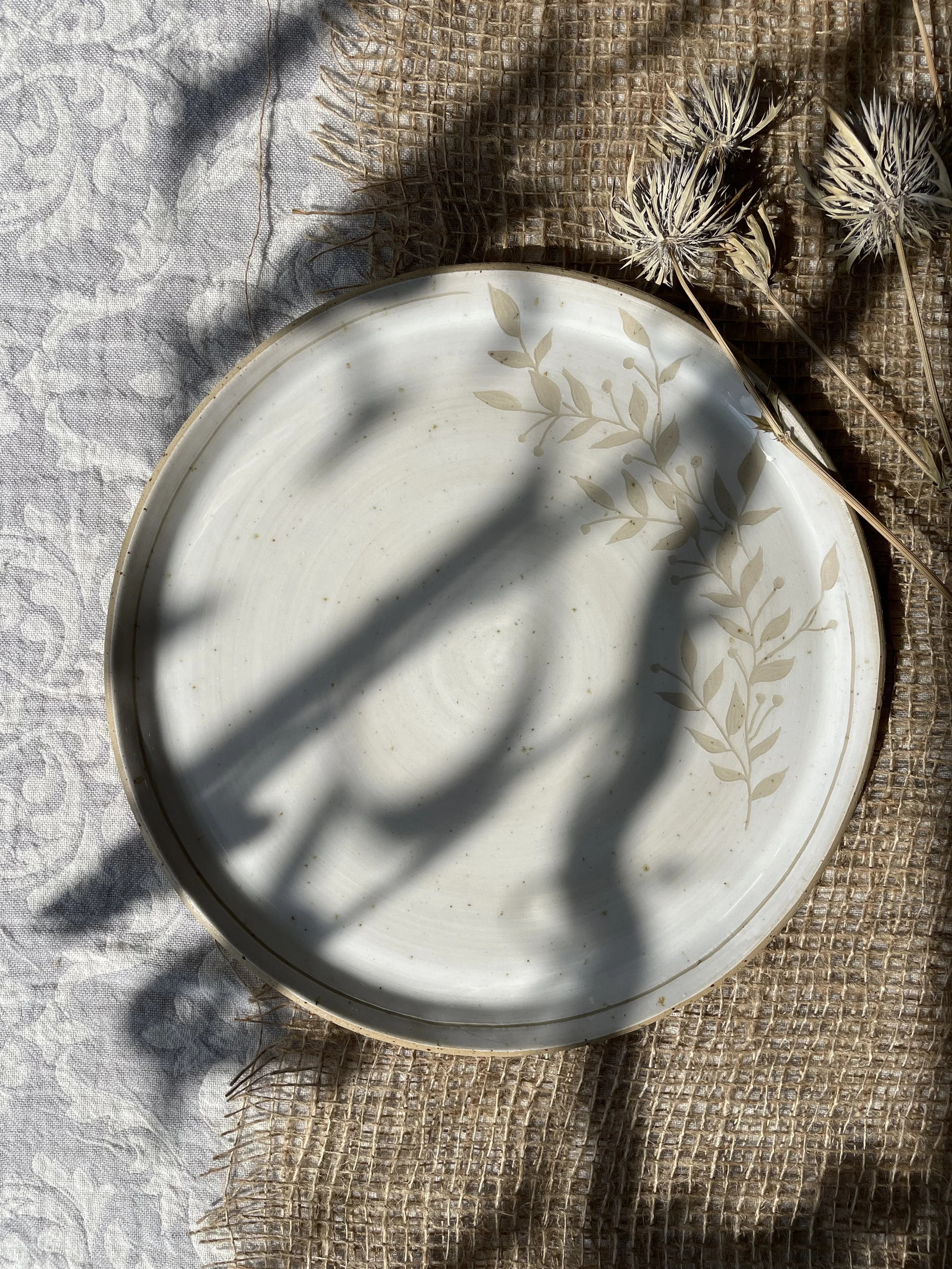 Atelier B keramik_Teller weiss Blaetter.jpeg