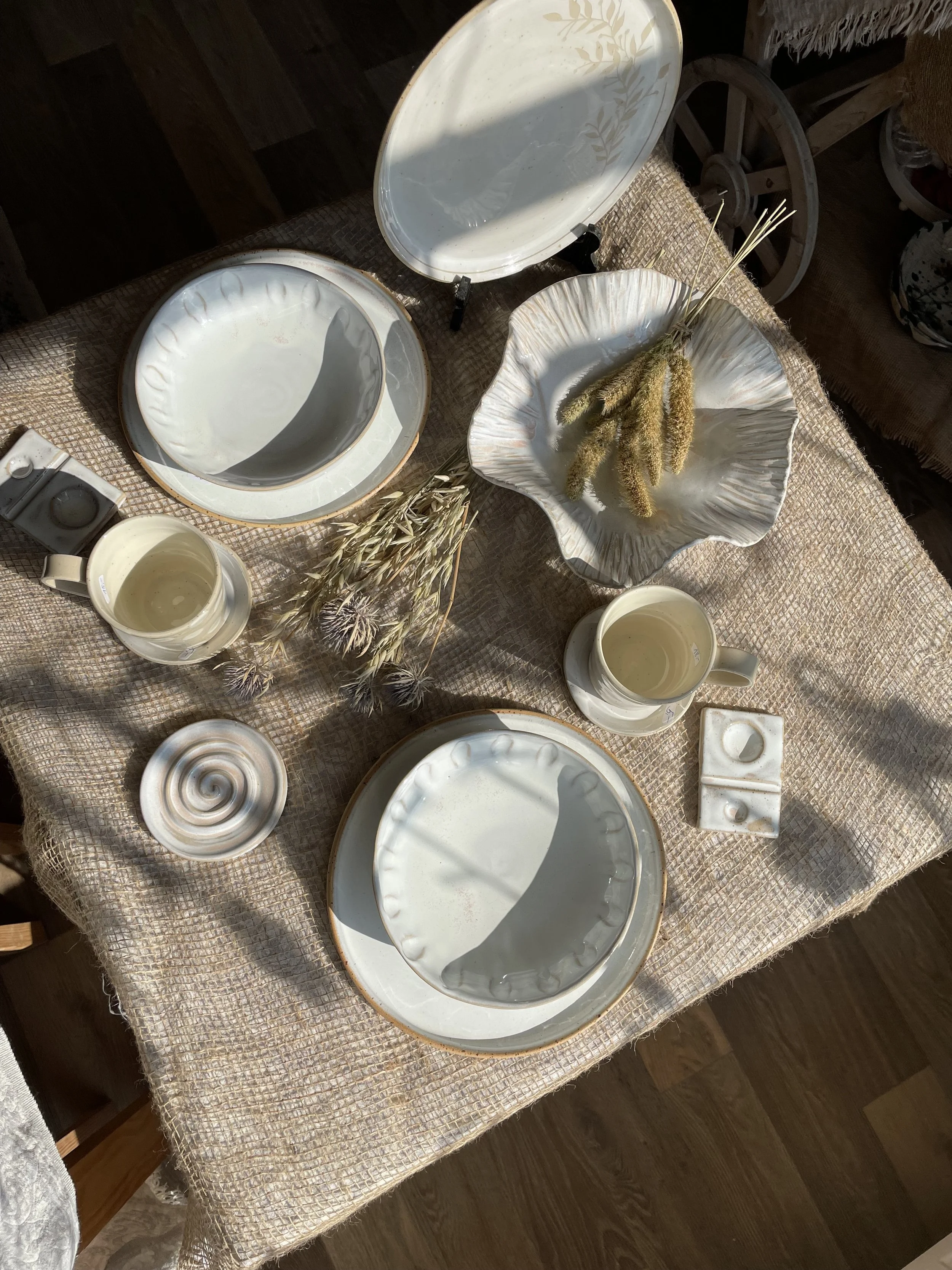 Atelier B keramik_Werkstatt weisser Tisch.jpeg