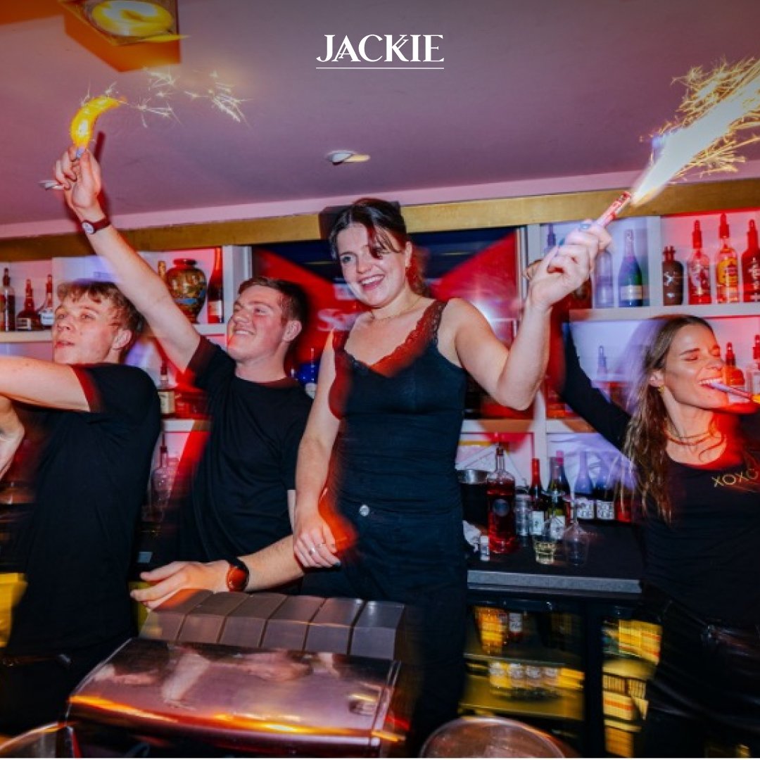Feel the electric energy, soak in the vibrant vibes, and immerse yourself in the unforgettable atmosphere of JACKIE. 🌟✨ #JACKIE #ValThorens #Valtho #skiing #party #friends