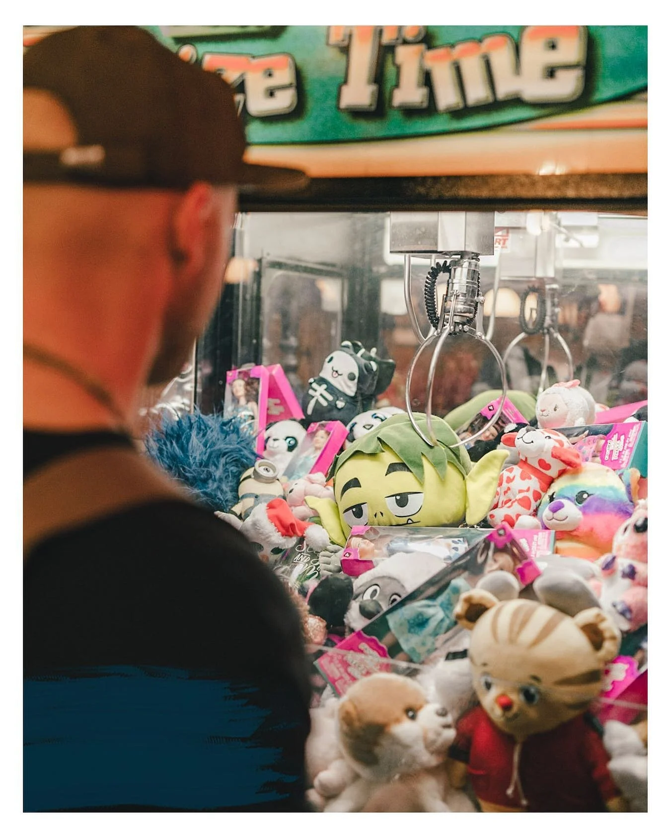 Clawing our way towards the weekend

________

📸: @_callmegerald 

#theclaw #clawmachine #arcade #encinitas #captainkenos #sandiego #secondplaceco #vintagestyle #coastalliving