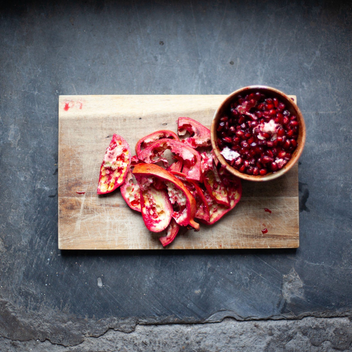 P O M E G R A N A T E i n k 
Starting off a batch of pomegranate ink this morning. I took the seeds out (to eat later today) and am leaving the skin to soak in distilled water. I should have some results in a few weeks time. 

#naturalink 
#homemadei