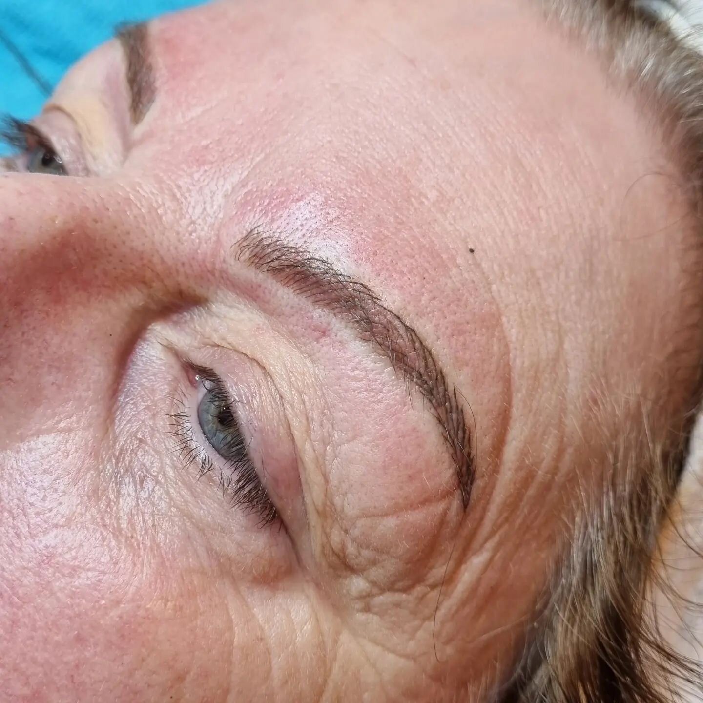 Nya bryn p&aring; denna donnan🙂Gamla microblading bryn under.