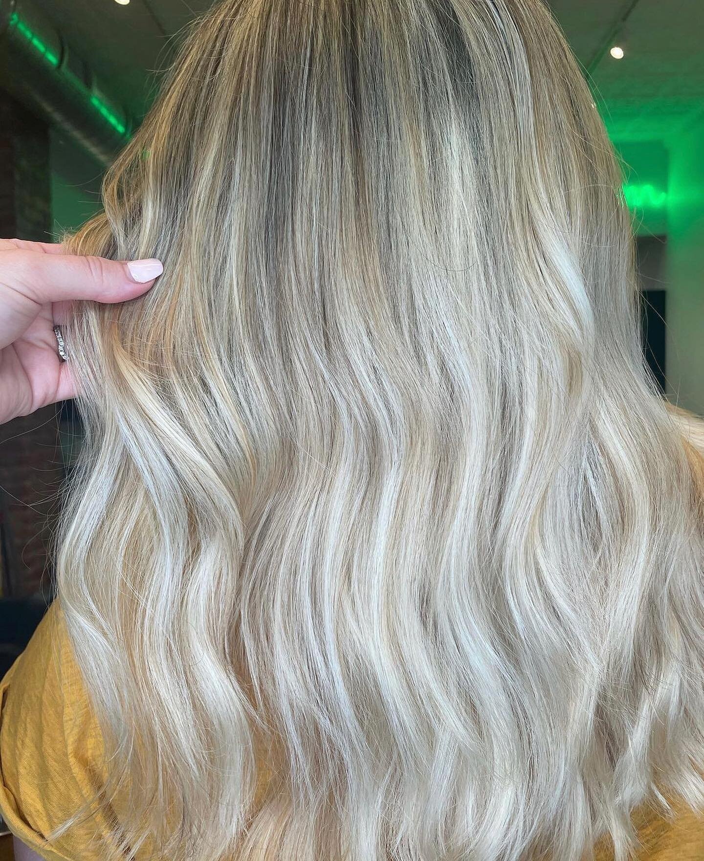 Let&rsquo;s kill it in blonding🤩
Freshen up your coloring skills with our 6 week course 🎨
Master all the latest trends and gain confidence in your cutting &amp; coloring 🤘🏼
Want to join Gang Gang EDU? Hit the contact button on our bio💖