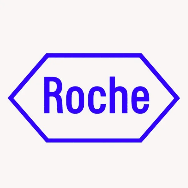 Ein weißer Hintergrund mit einem blauen, sechseckigen Rahmen und dem Wort "Roche" in blauer Schrift in der Mitte.