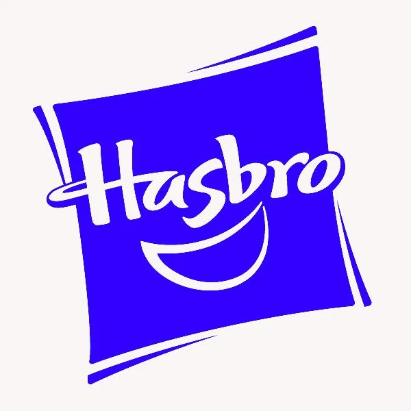 Hasbro-Logo in blauer Schrift mit lachendem Gesicht darunter.