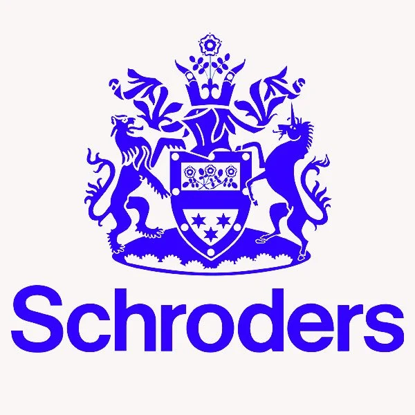 Das Bild zeigt das Logo der Marke Schroders mit einem blauen Wappen, einem Schild mit drei Sternen, umgeben von Löwen und einem Löwenkopf, über dem eine Krone sitzt, und darunter den Schriftzug "Schroders" in blauer Schrift.