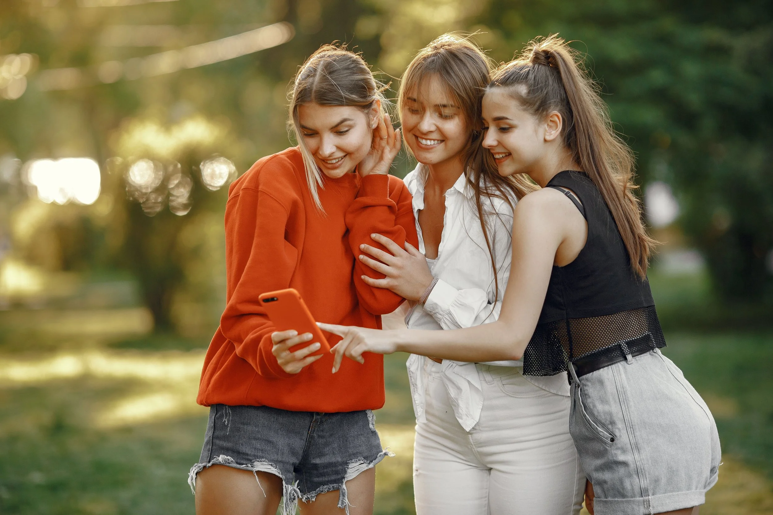 teens-comparison-social-media-teen-group-friends