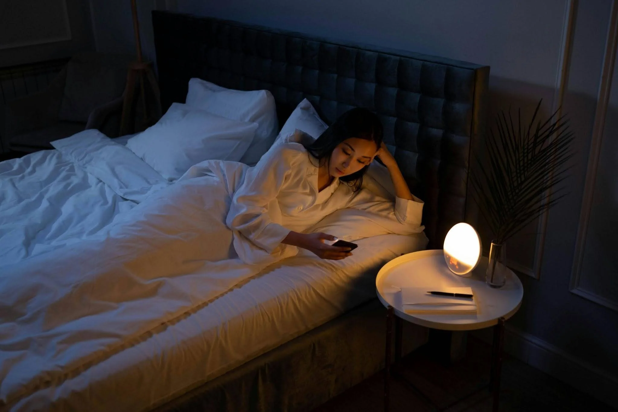 overthinking-at-night-girl-on-phone