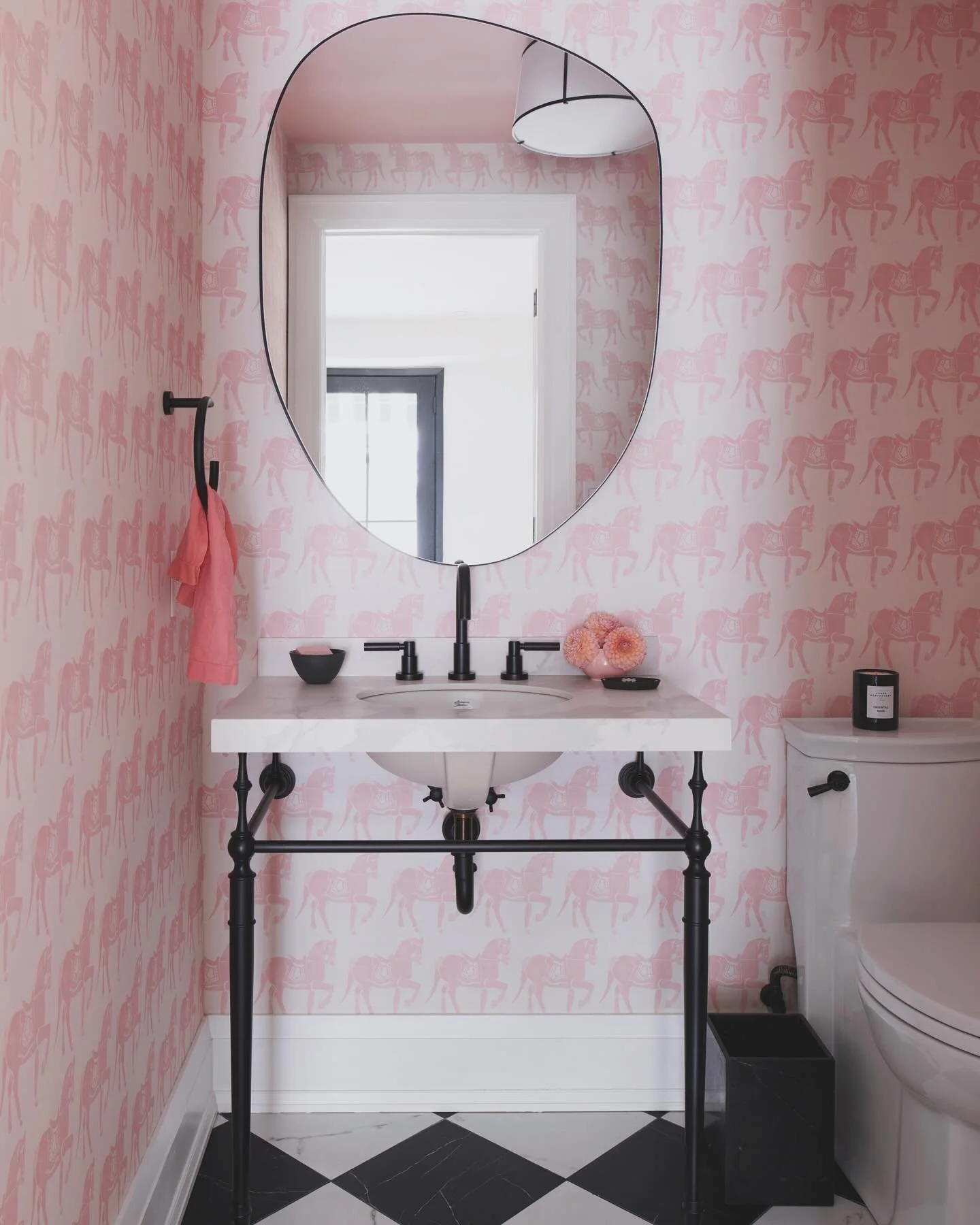 It&rsquo;s giving Glinda&rsquo;s powder room and we are here for it. 🫧 🩷🪄