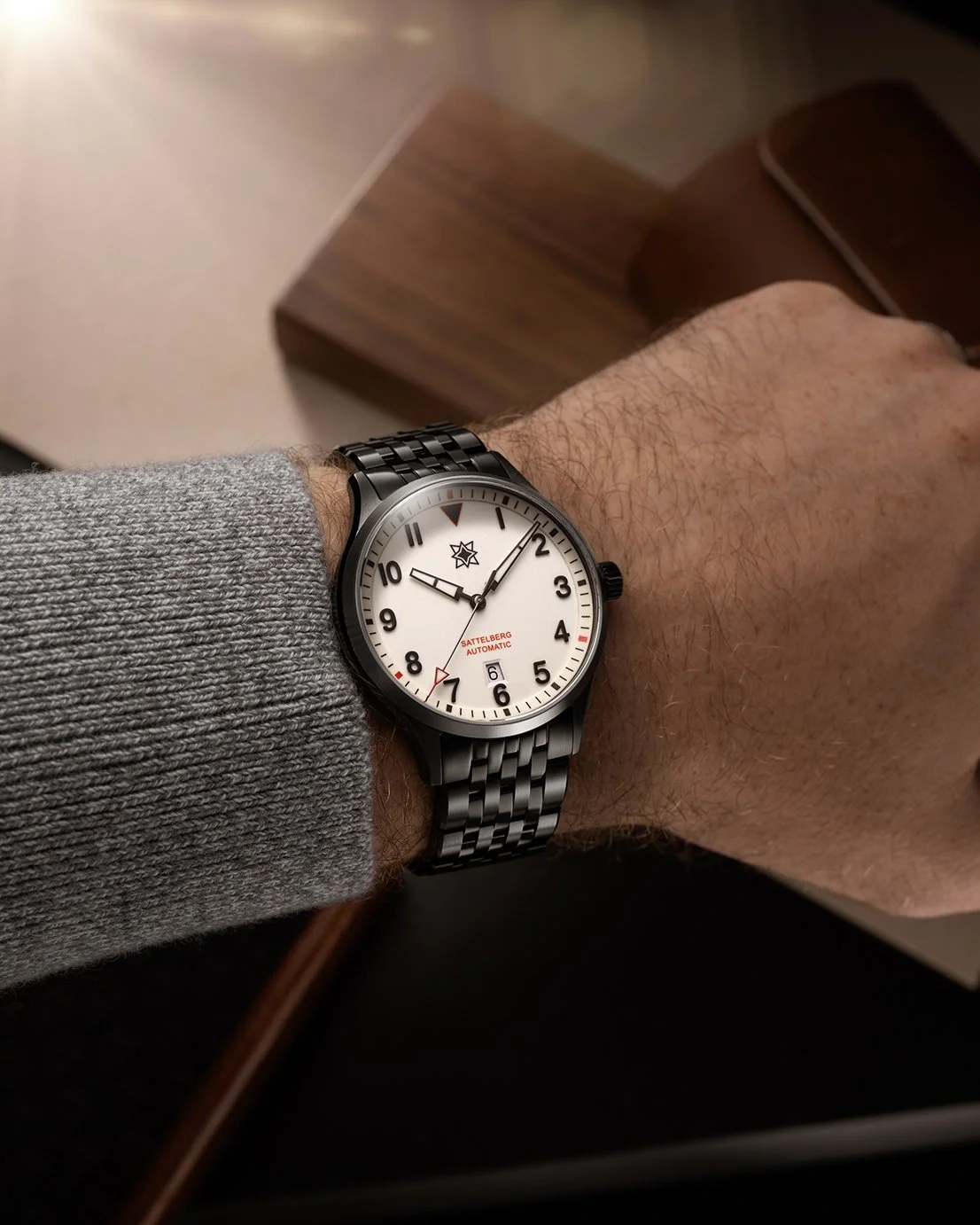 Sattelberg Mk2 - Full Lume - Wristshot_WEB.jpg