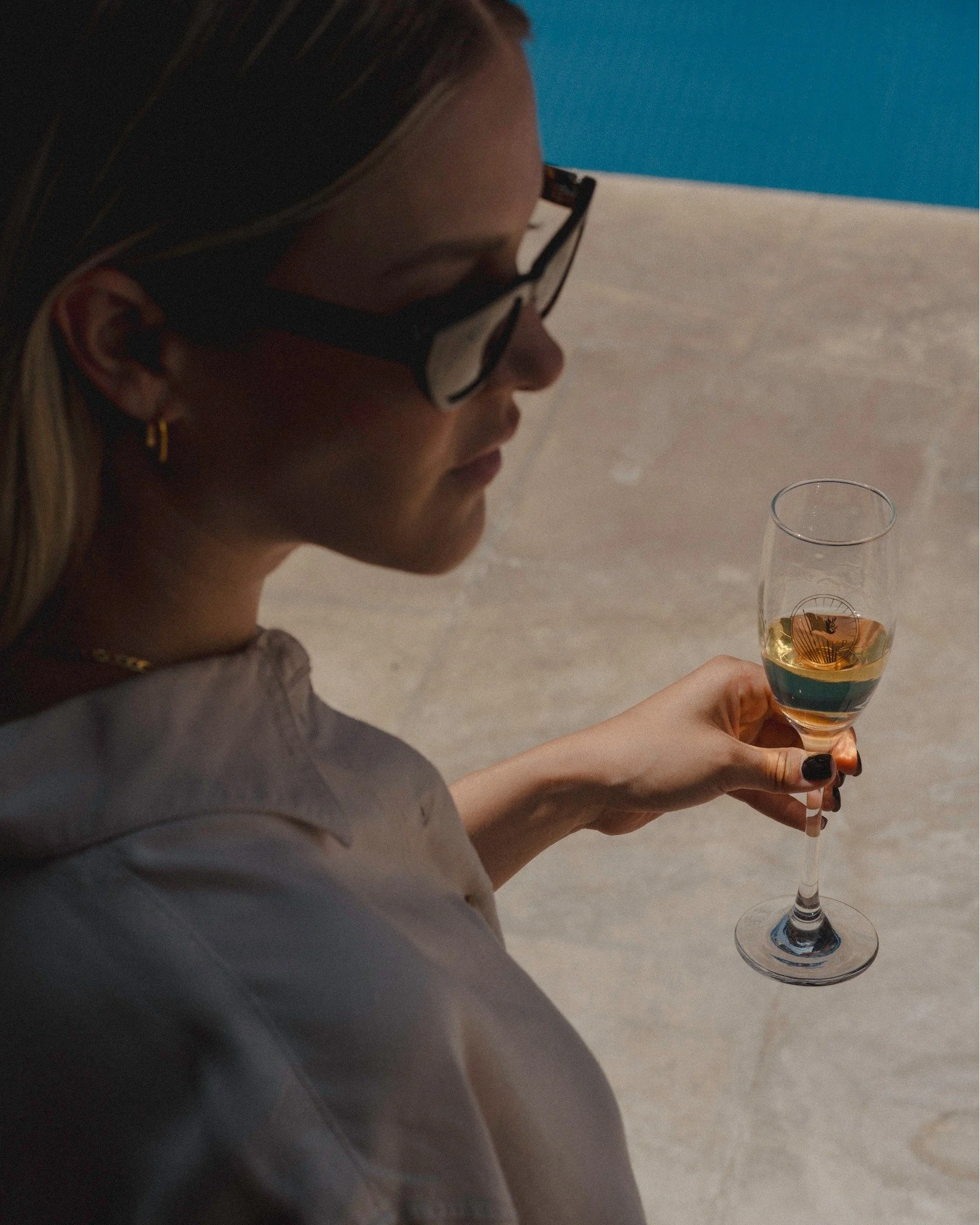 Sun, freshness, and a pour that speaks for itself. 
 
- - - - - - - 

Sol, frescura y un trago que habla por s&iacute; solo. 

 #JustPrimo #BoldAndSmooth