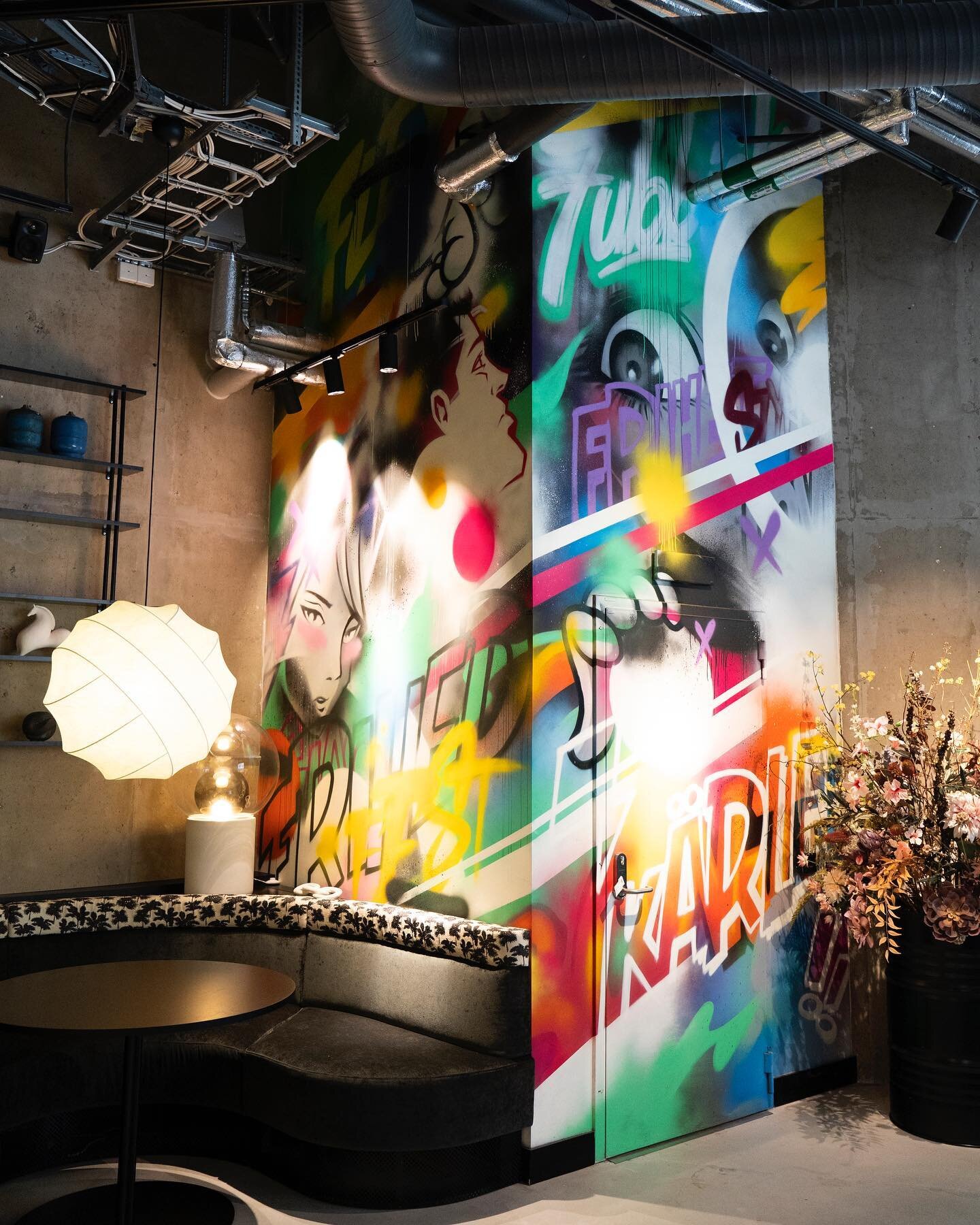 Earlier this year I went to Malmo in Sweden to create several pieces working with @artscape_festival for a new co-working space at Arena Triangeln for @vasakronanab ⠀
⠀
The first piece is a colourful mix of over sprayed colours and splatters combined