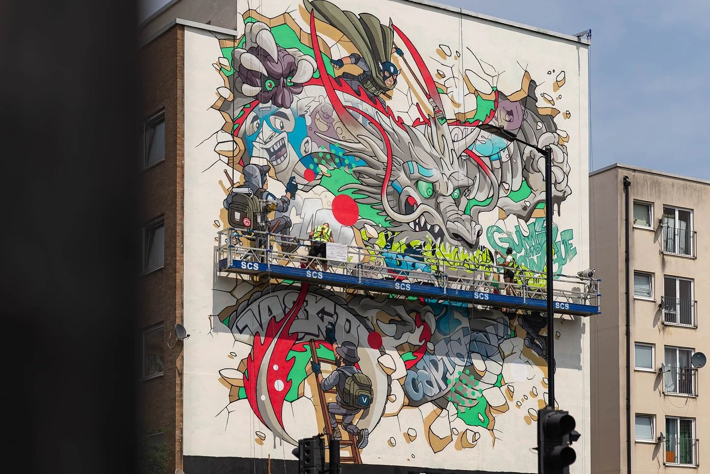 WIP shots painting a giant dragon wall in London fields last week. So grateful to be able to a big original character piece on a wall this size 🐉 

Had fun on this one in between getting absolutely roasted by the sun in the ridiculous heatwave we ha